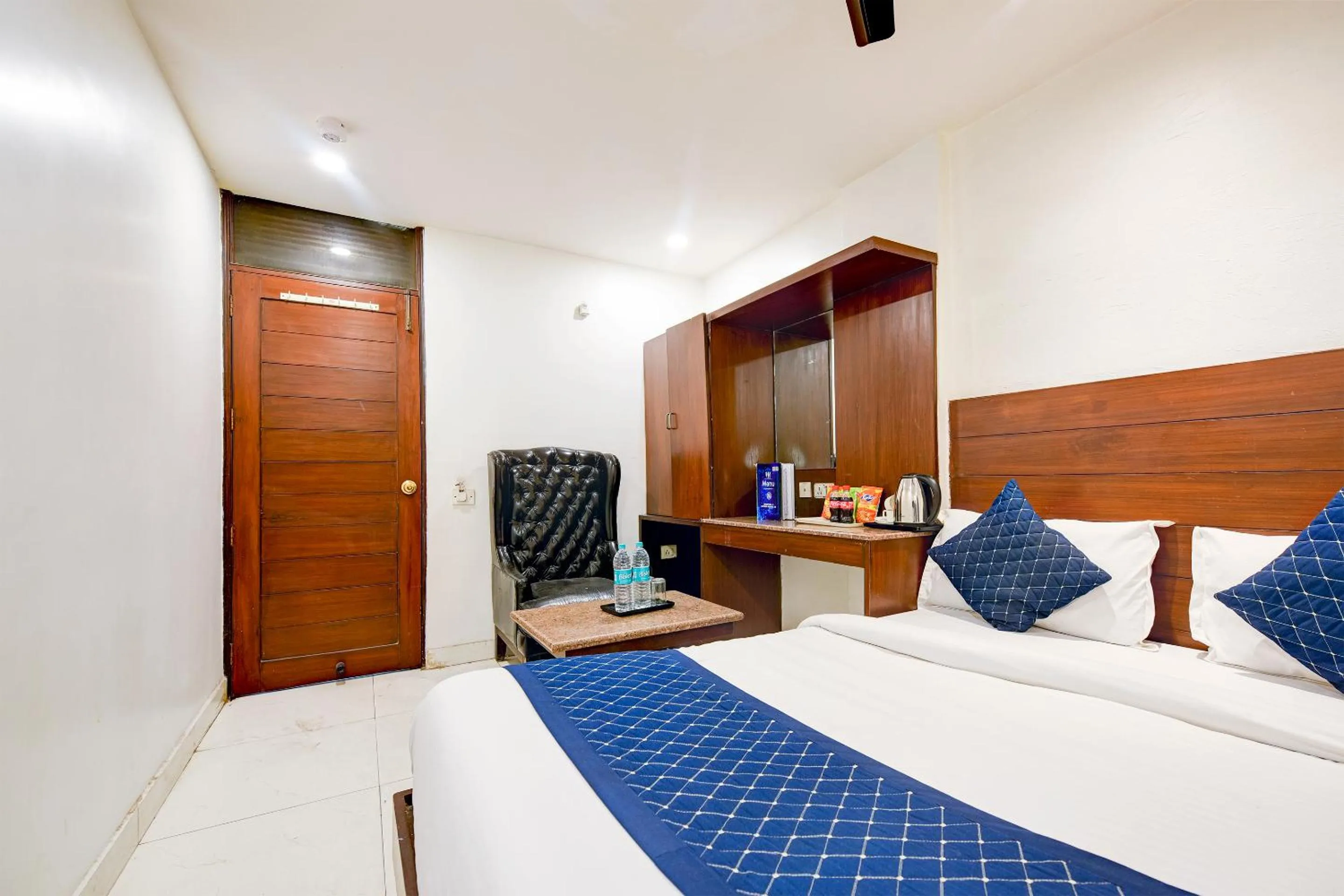 Bedroom, Bed in The Raj at New Delhi Railway Station