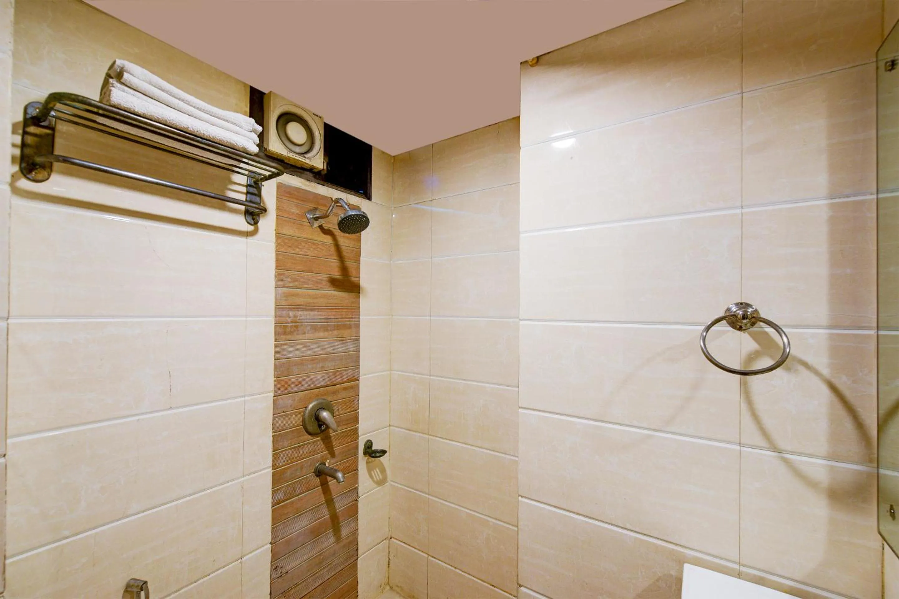 Shower in The Raj at New Delhi Railway Station