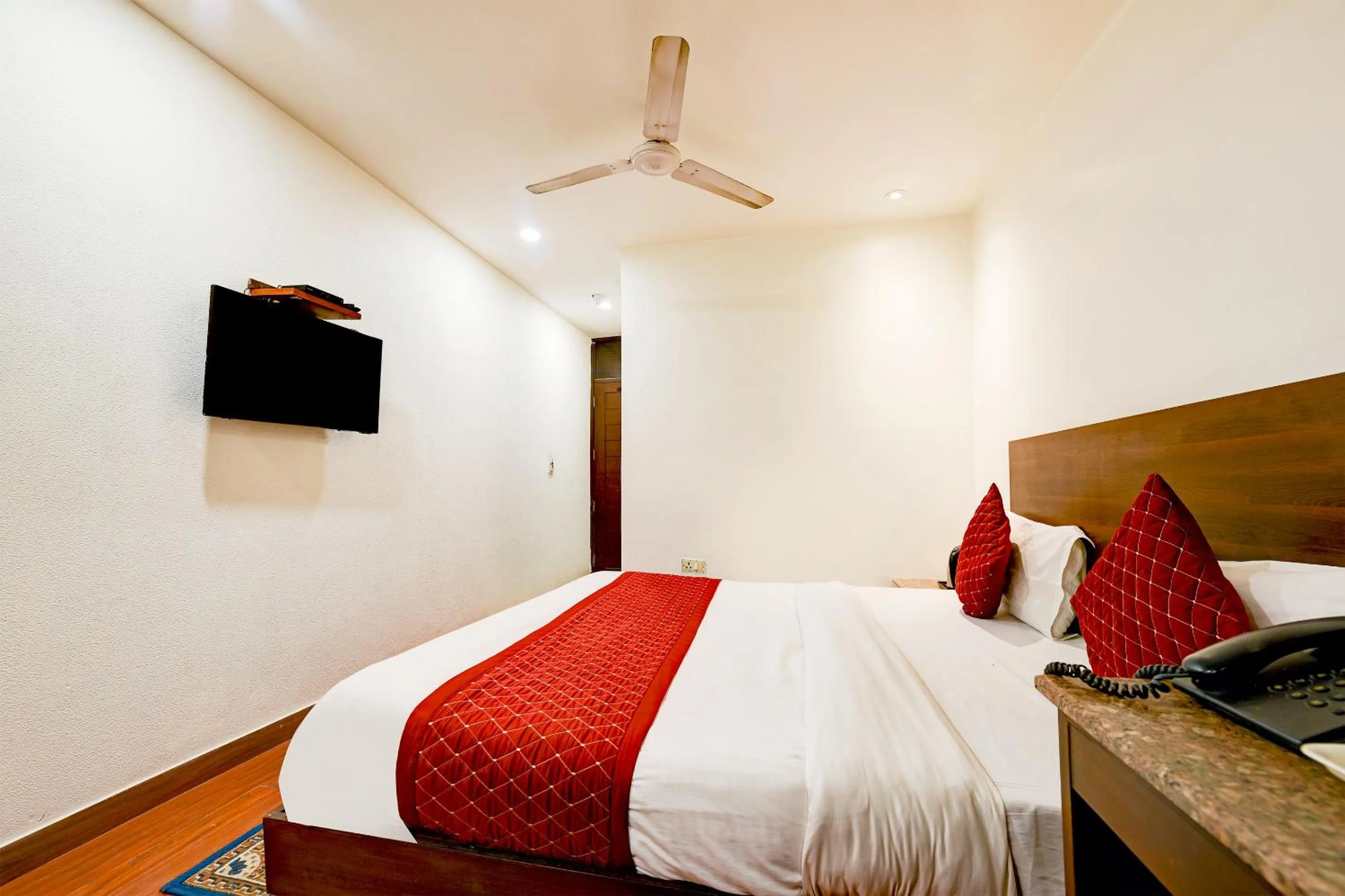 Bedroom, Bed in The Raj at New Delhi Railway Station