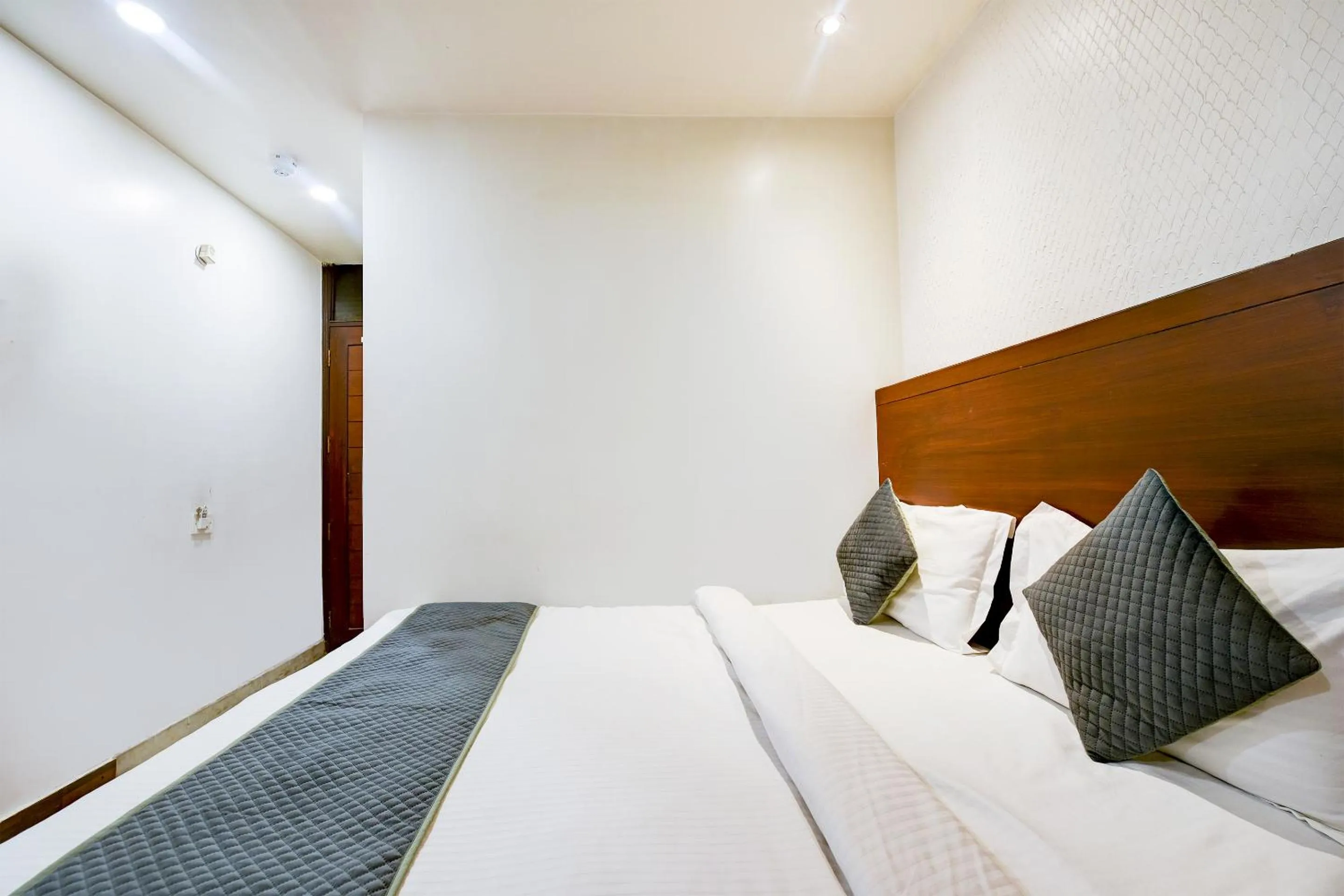 Bedroom, Bed in The Raj at New Delhi Railway Station