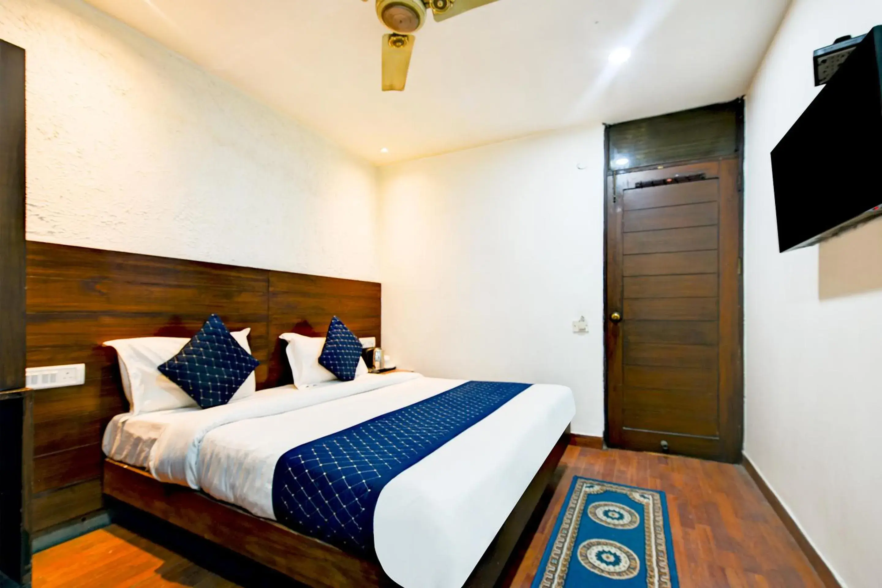 Bedroom, Bed in The Raj at New Delhi Railway Station Bedroom, Bed in The Raj at New Delhi Railway Station