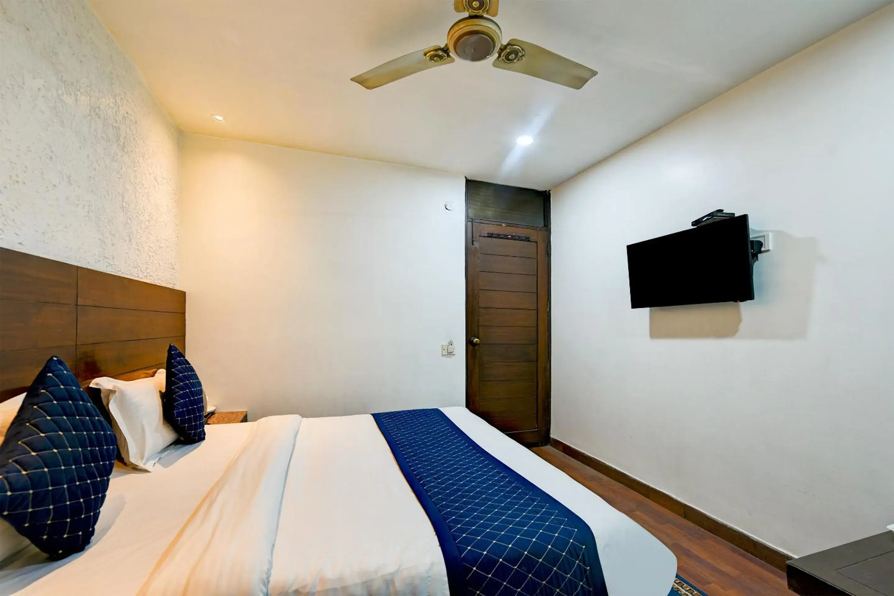 Bedroom, Bed in The Raj at New Delhi Railway Station Bedroom, Bed in The Raj at New Delhi Railway Station