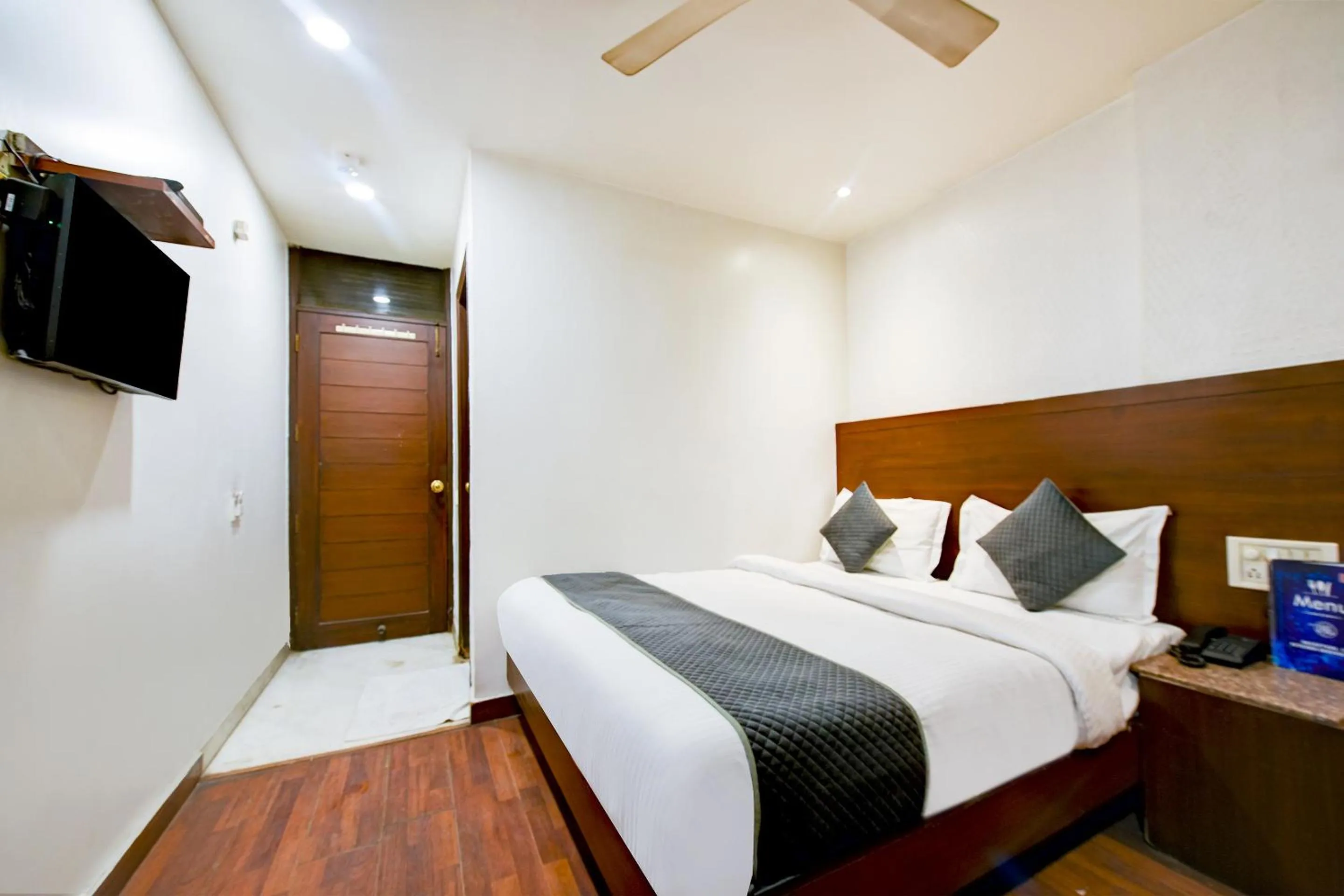 Bedroom, Bed in The Raj at New Delhi Railway Station