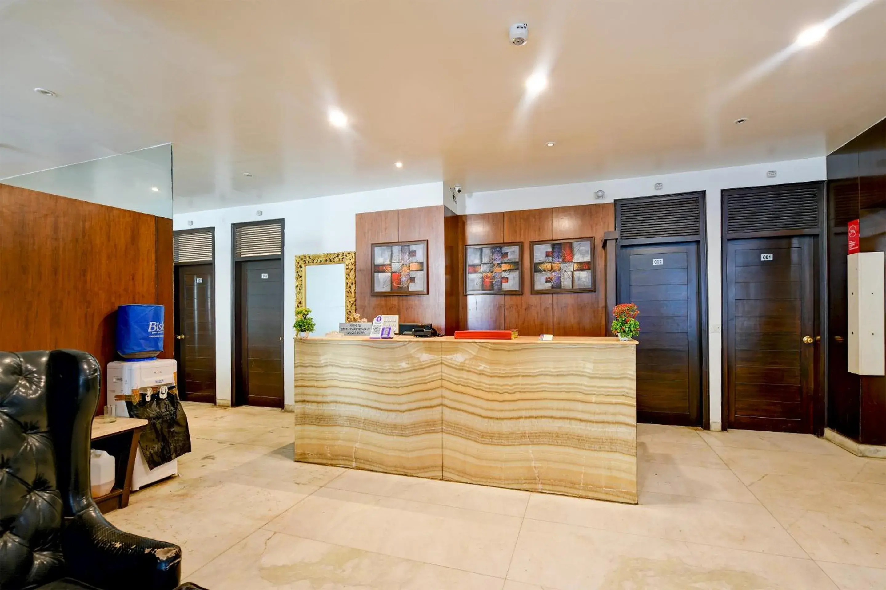 Lobby or reception in The Raj at New Delhi Railway Station Lobby or reception in The Raj at New Delhi Railway Station