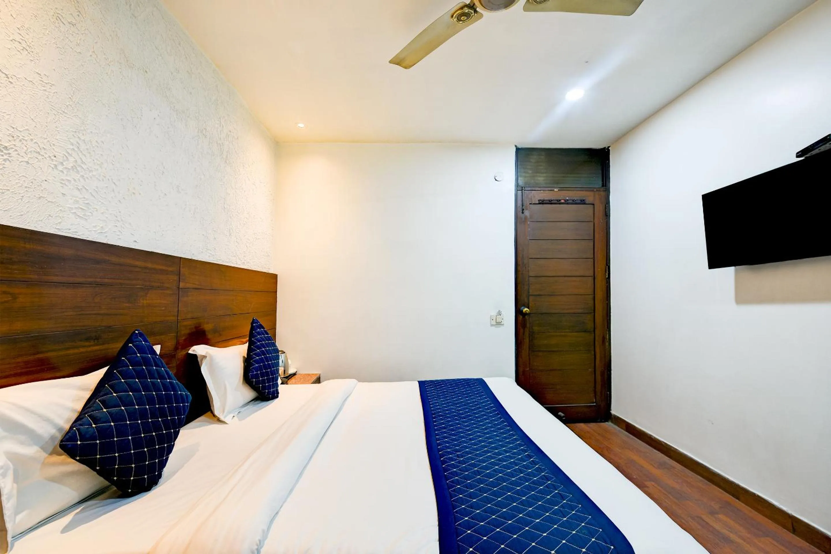 Bedroom, Bed in The Raj at New Delhi Railway Station