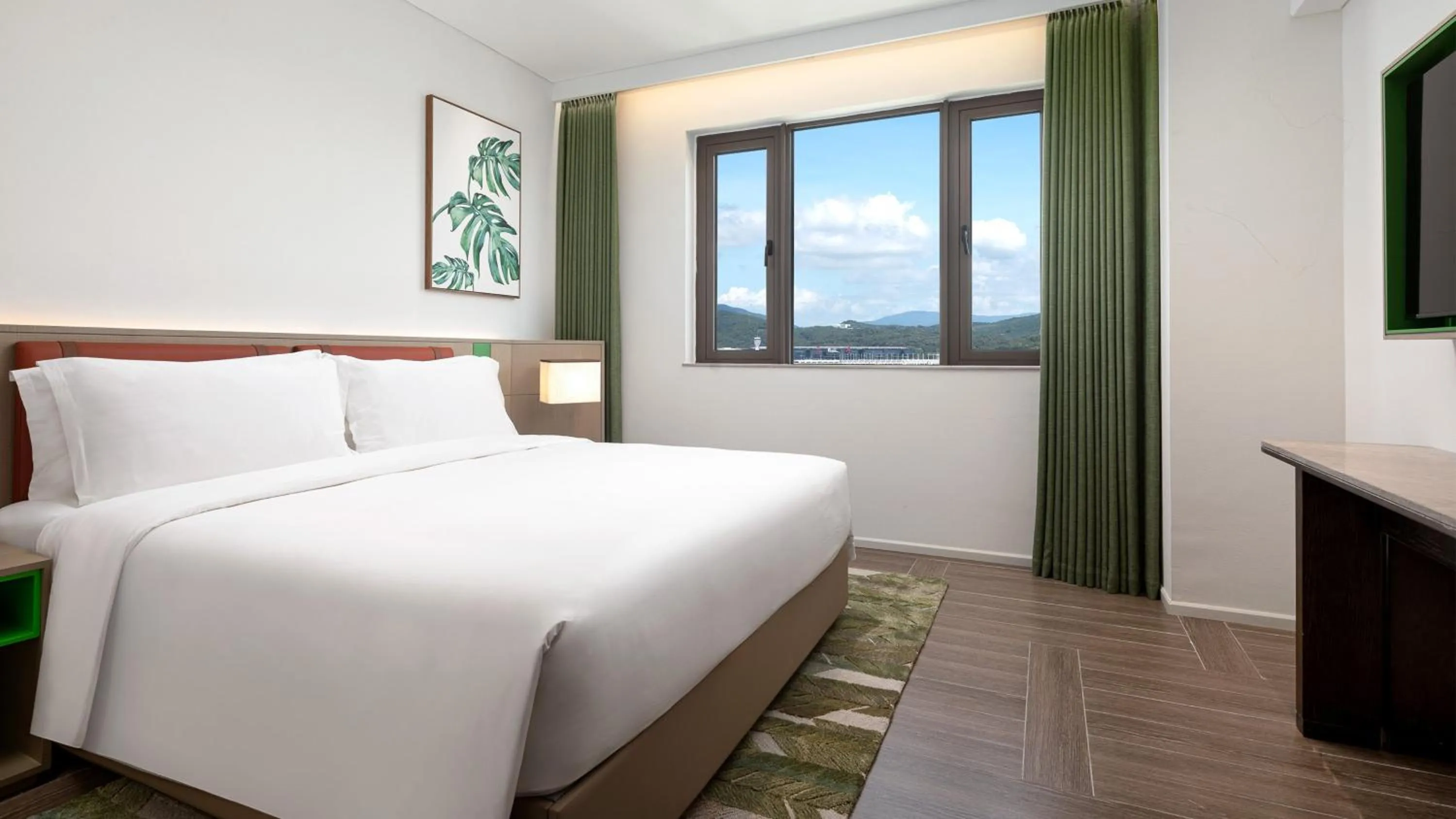 Photo of the whole room, Bed in Holiday Inn Resort Sanya Bay by IHG