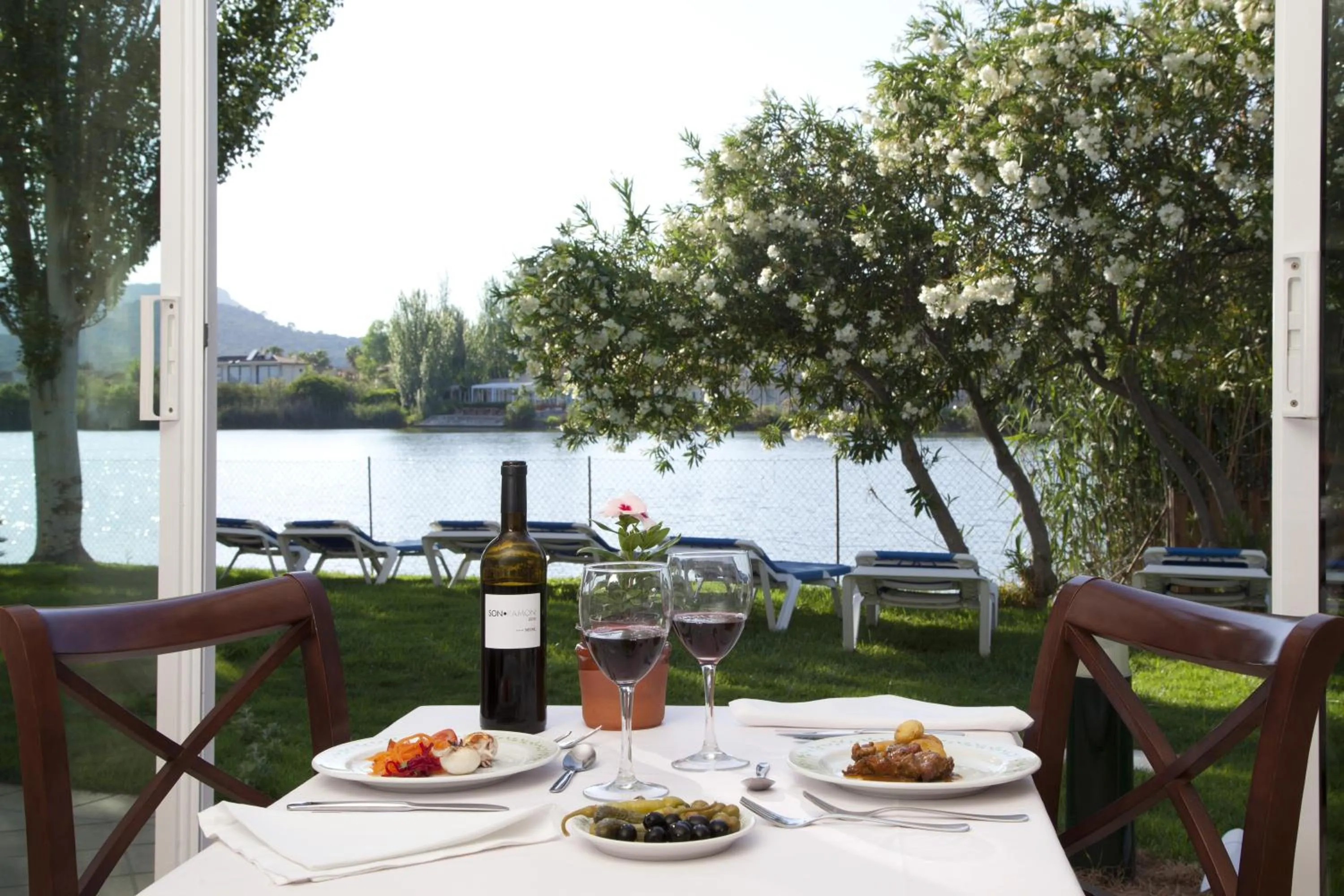 Restaurant/places to eat in Grupotel Amapola