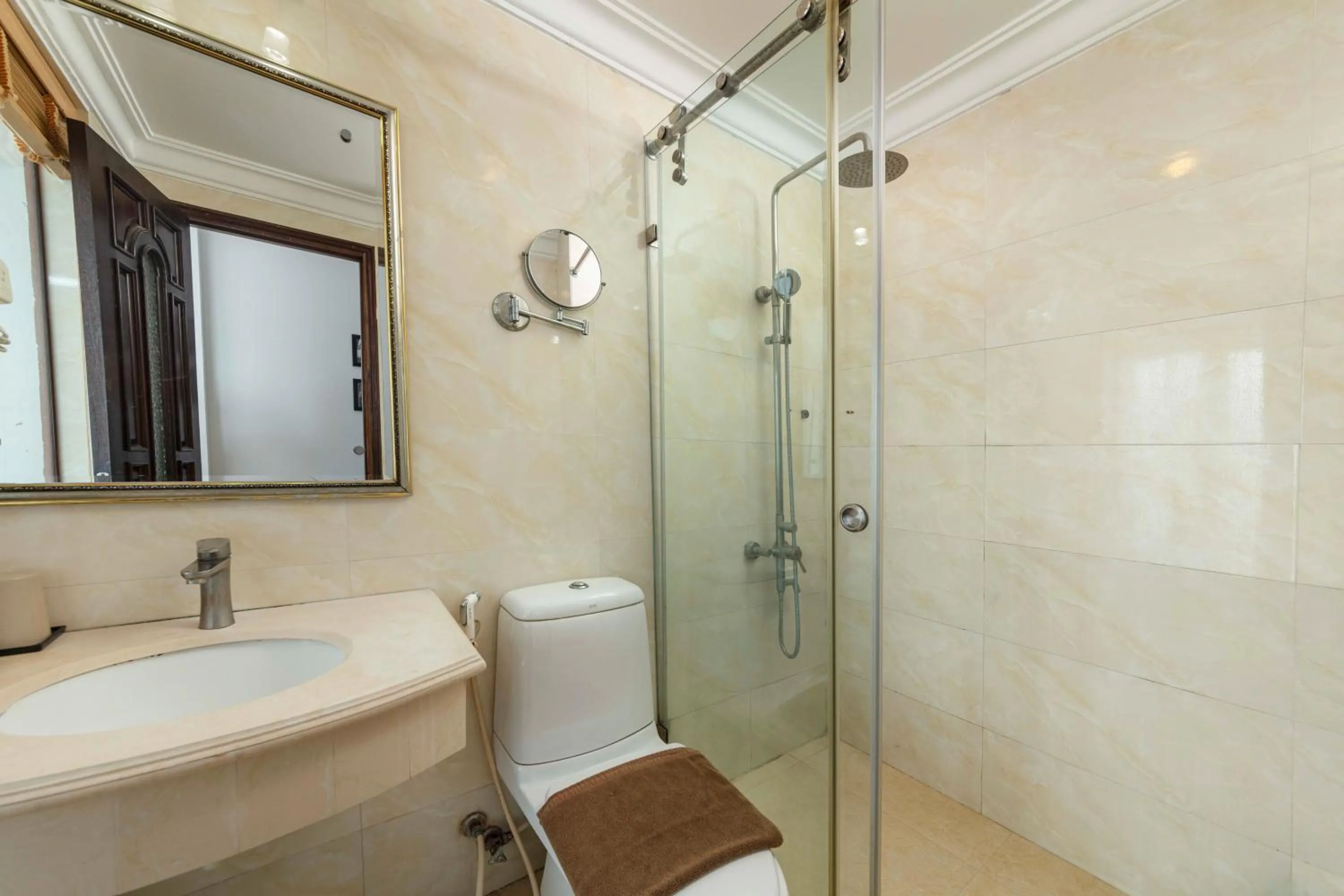 Shower in Phoenix Palace Hotel Hanoi