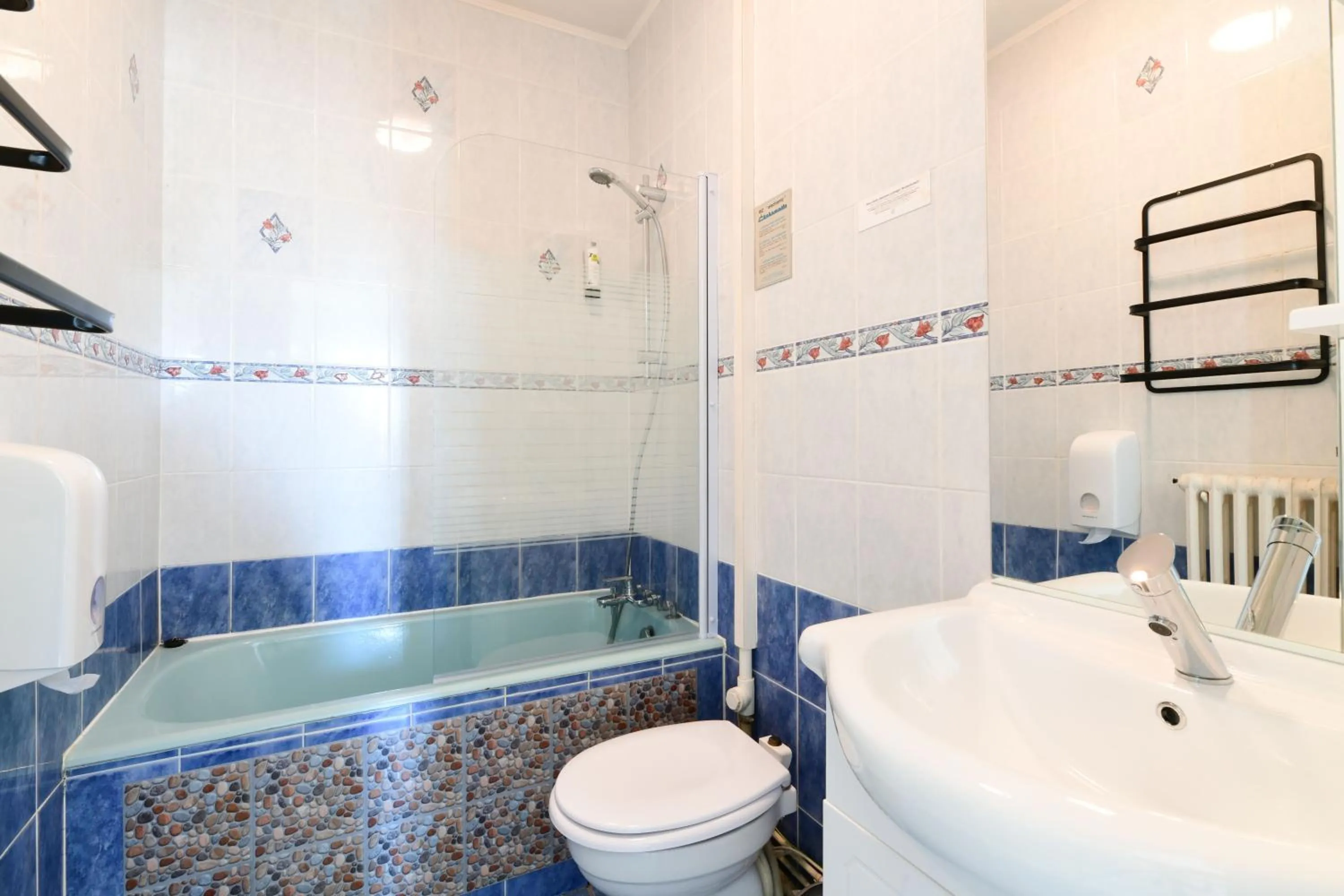 Shower in Logis Hôtel La crémaillère