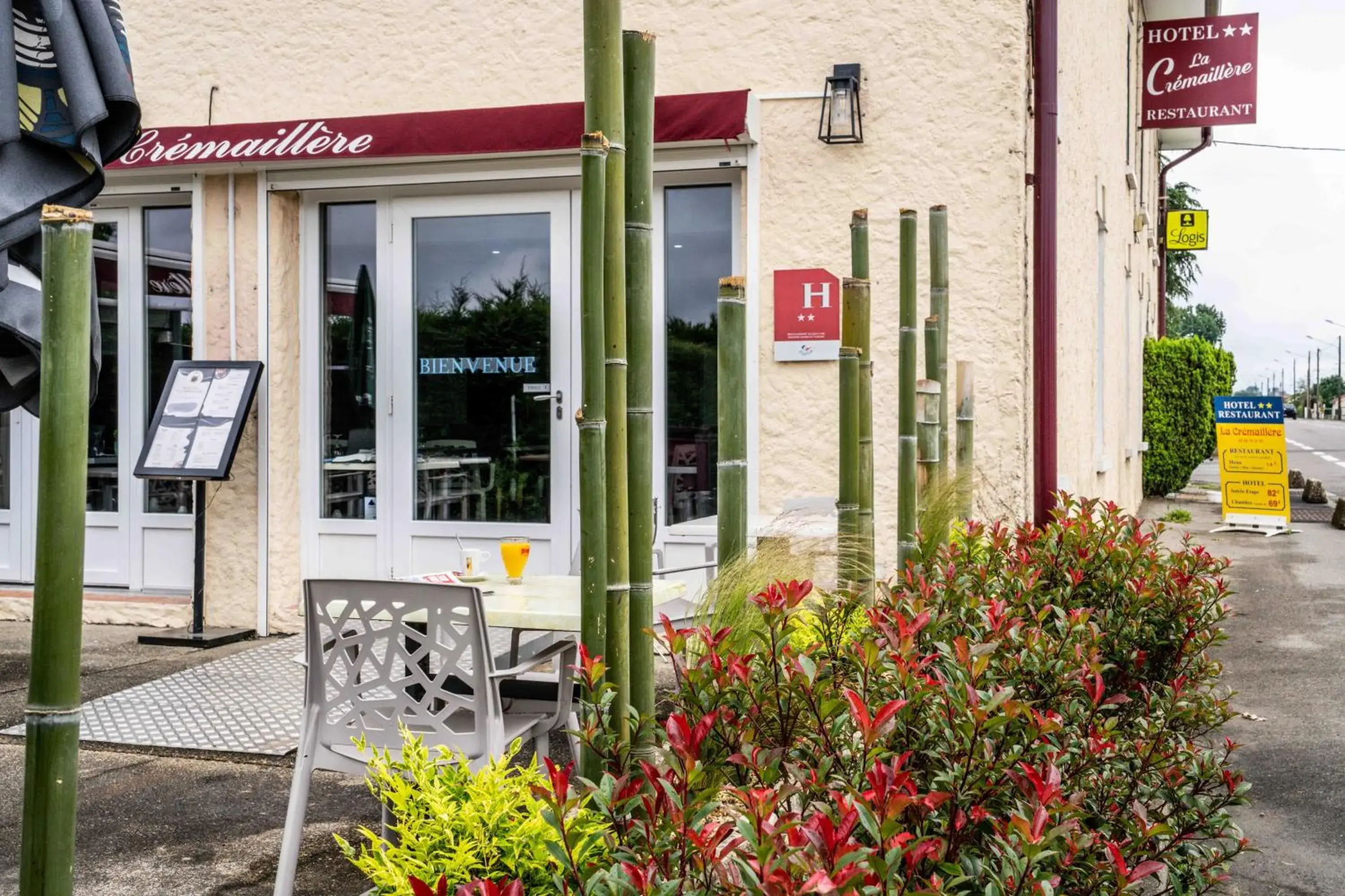 Property building in Logis Hôtel La crémaillère Property building in Logis Hôtel La crémaillère