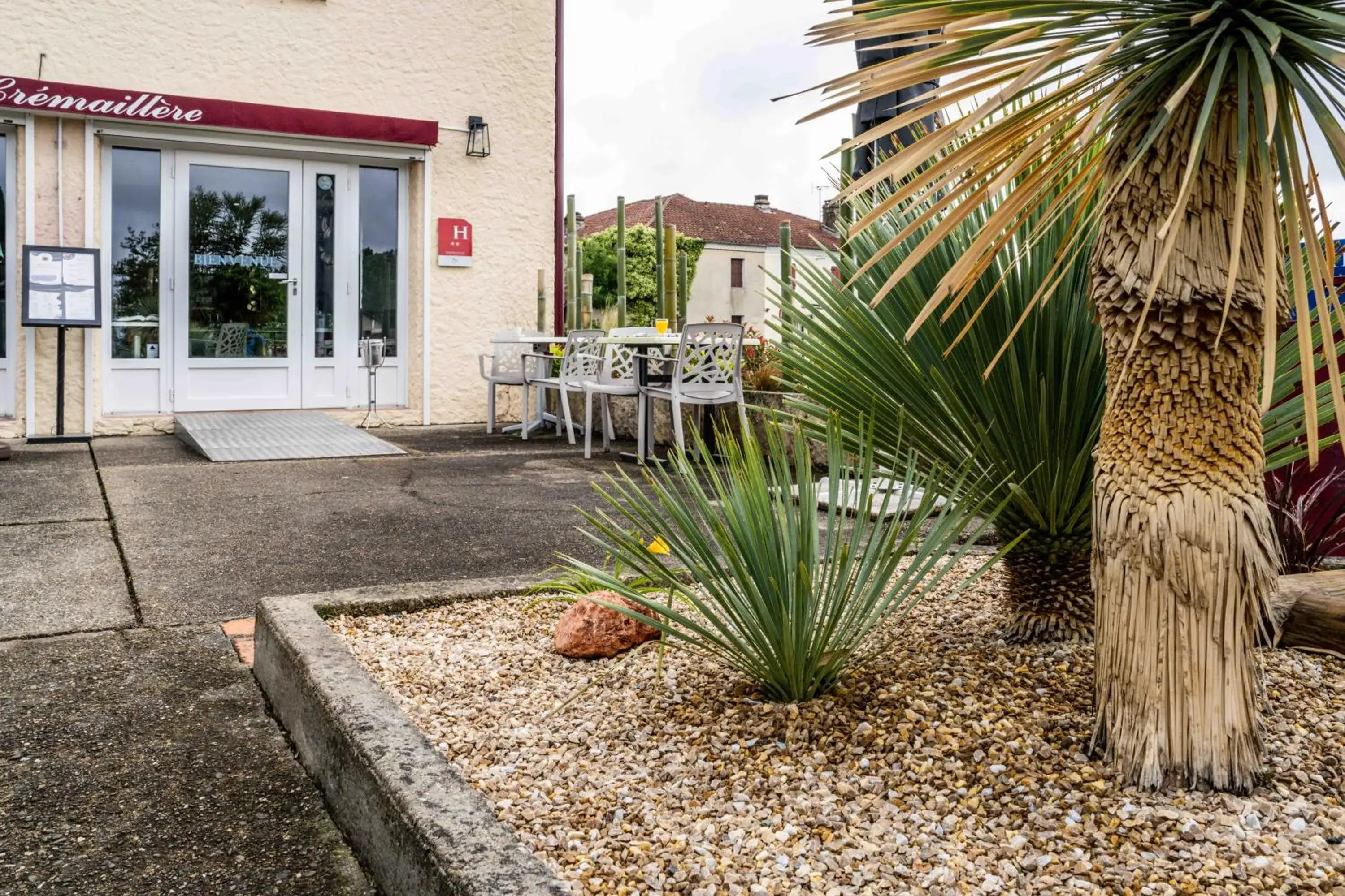 Property building in Logis Hôtel La crémaillère Property building in Logis Hôtel La crémaillère