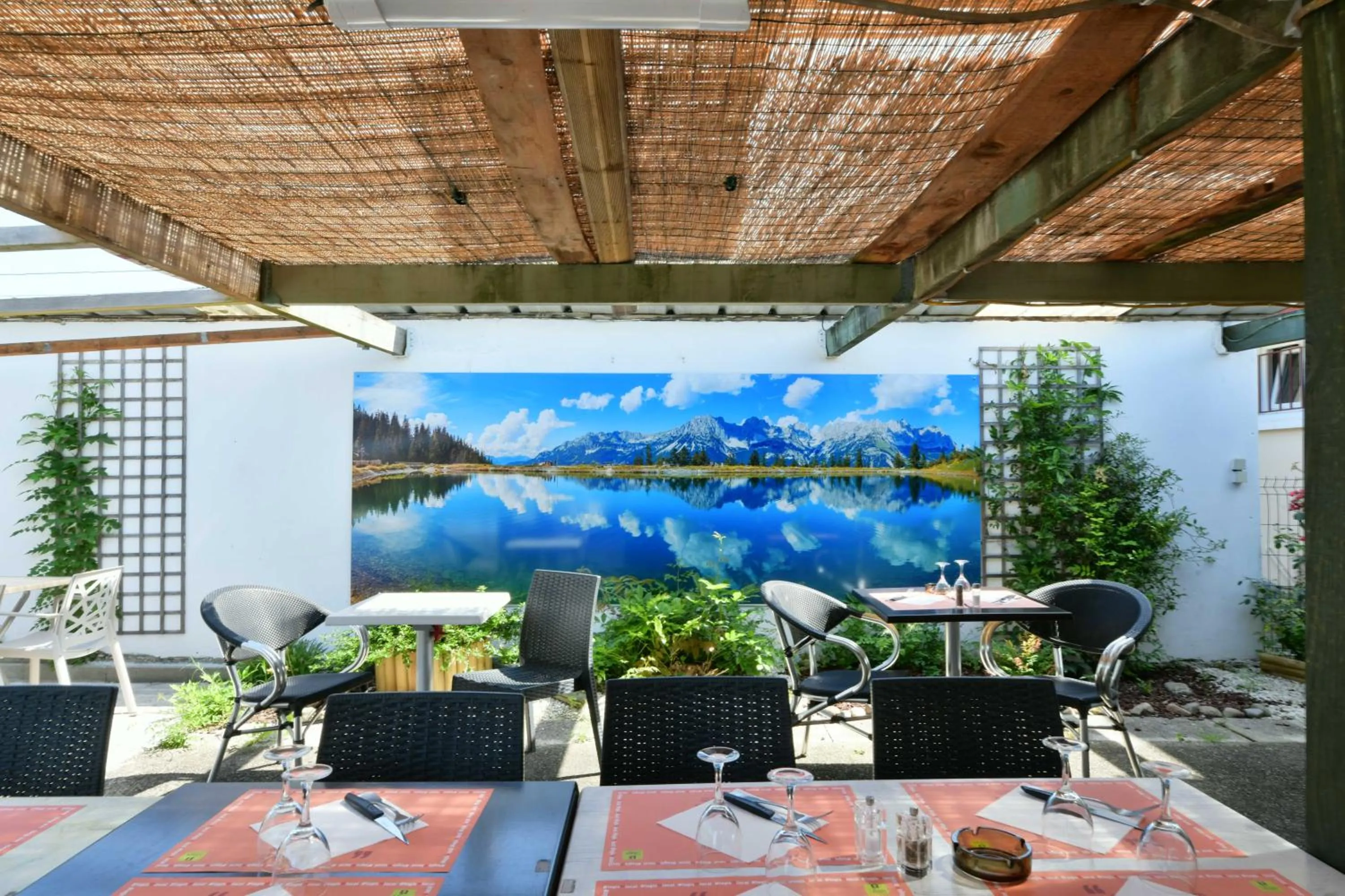 Patio in Logis Hôtel La crémaillère