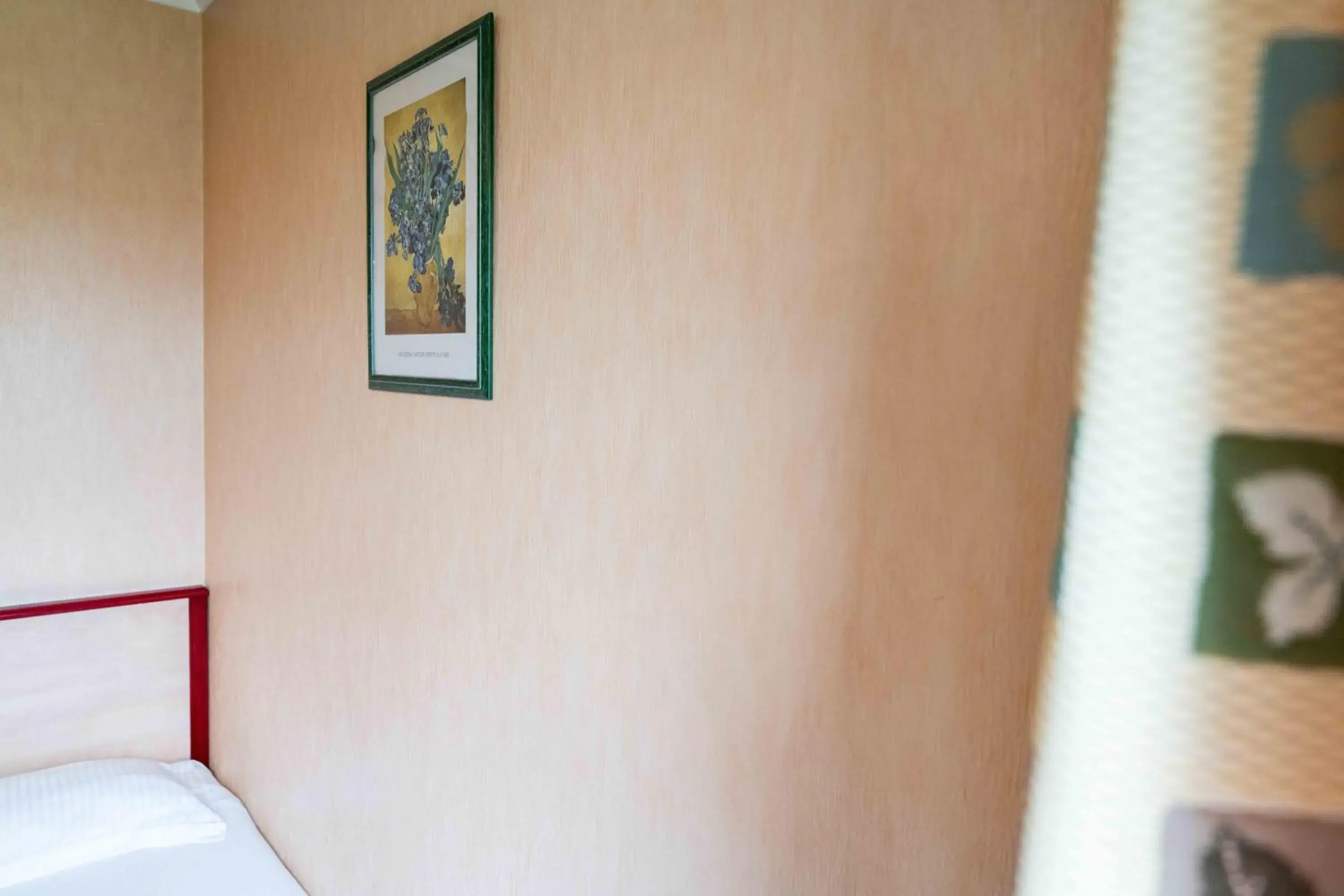 Decorative detail, Bed in Logis Hôtel La crémaillère Decorative detail, Bed in Logis Hôtel La crémaillère