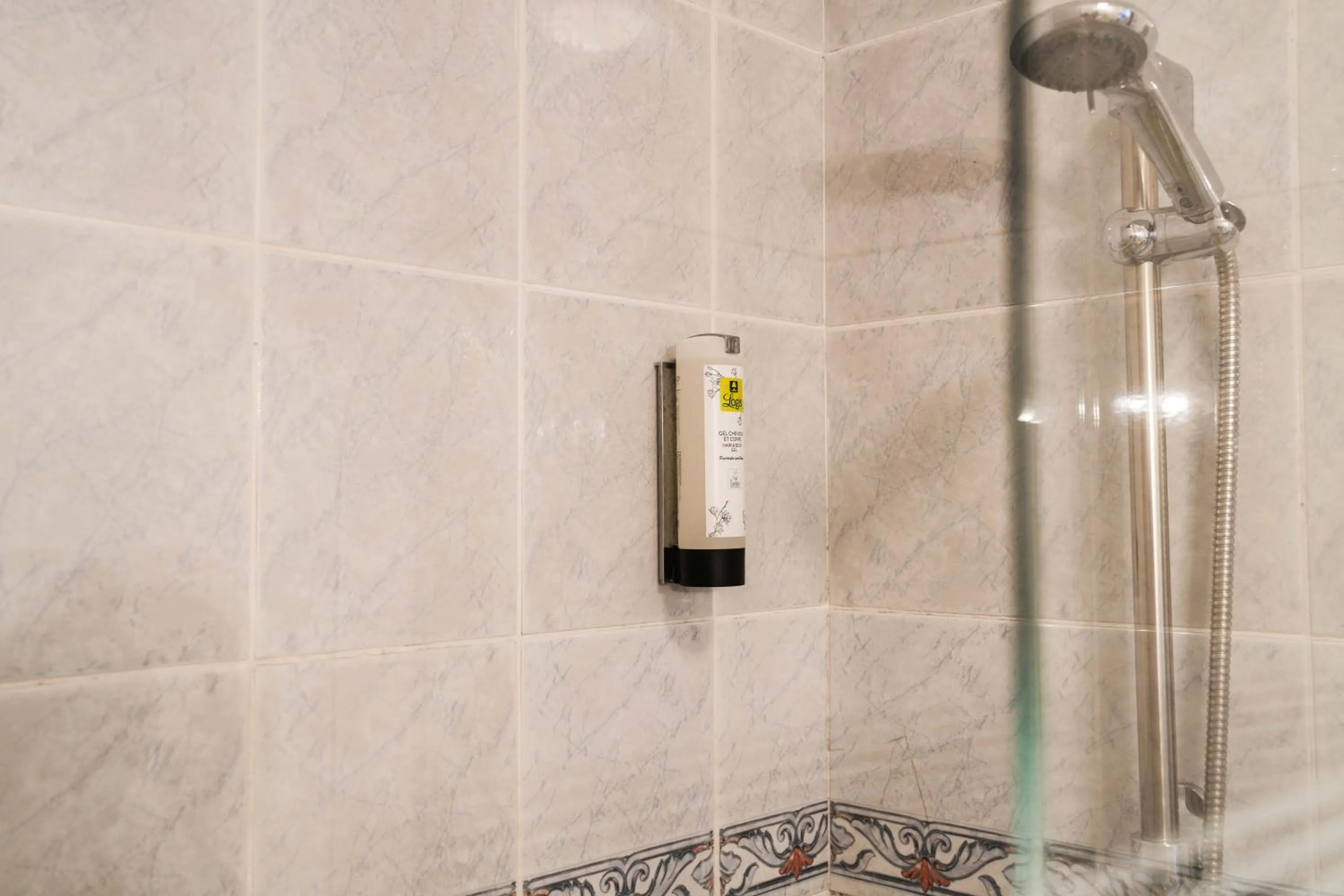 Shower in Logis Hôtel La crémaillère