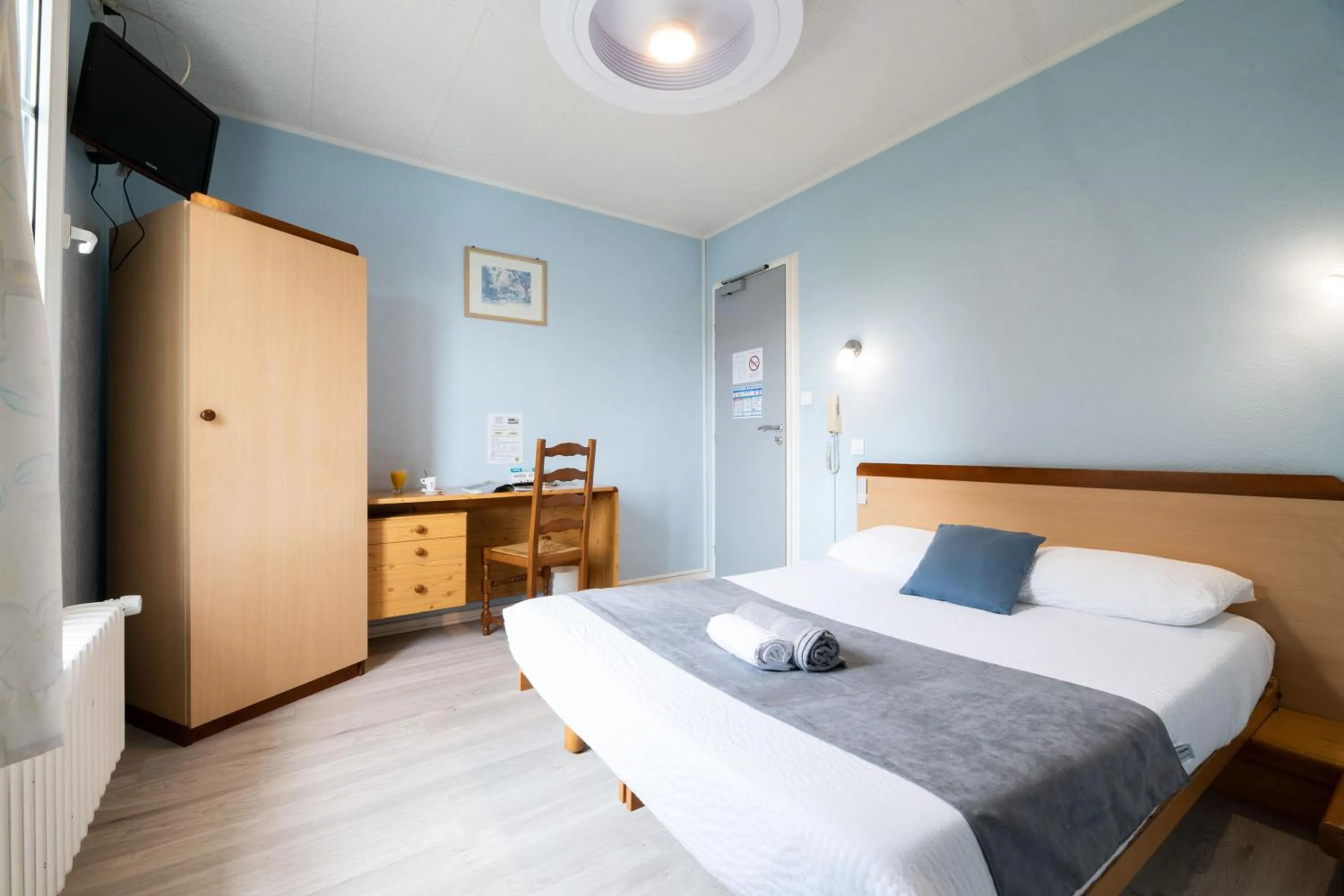 Bed in Logis Hôtel La crémaillère