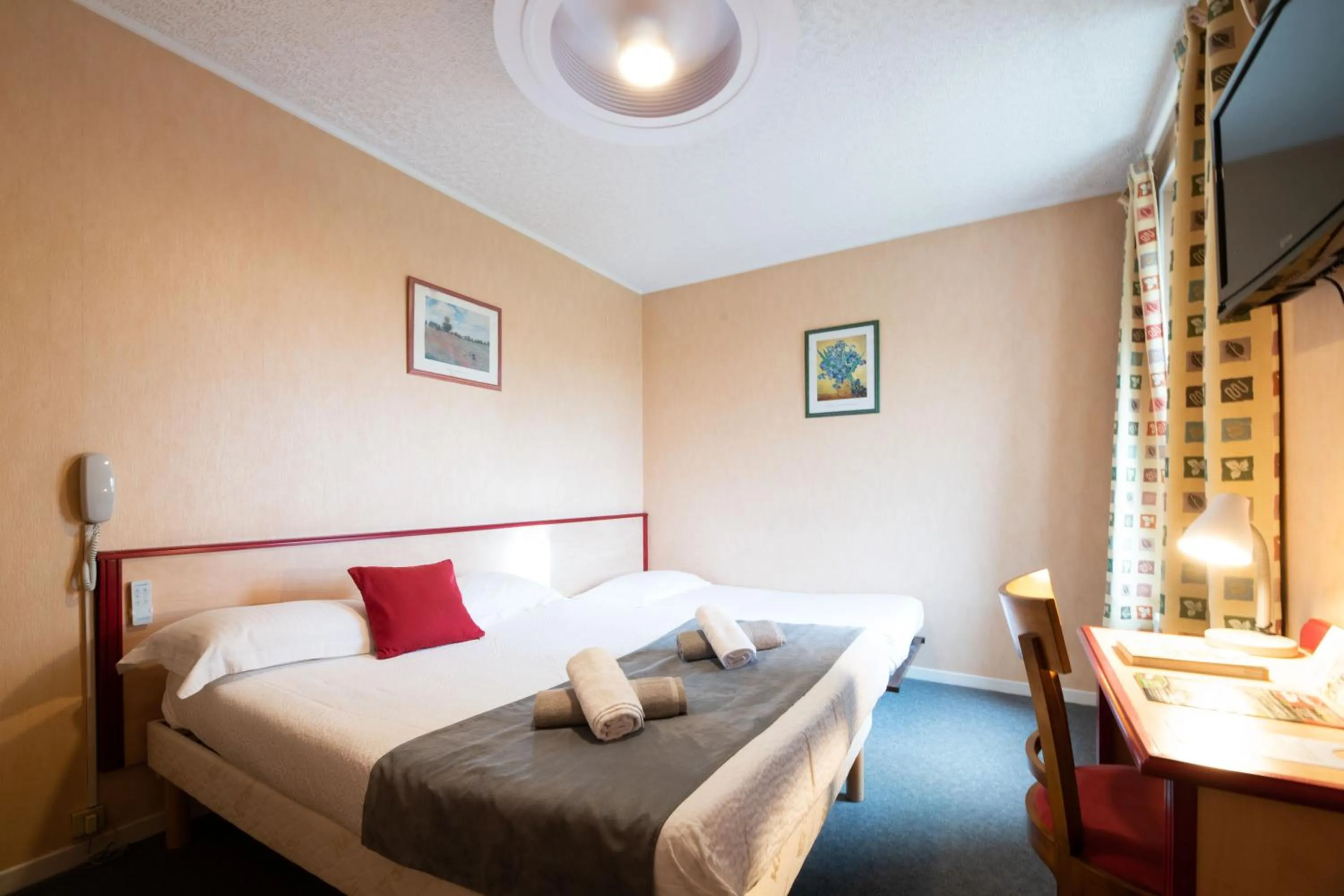 Bed in Logis Hôtel La crémaillère