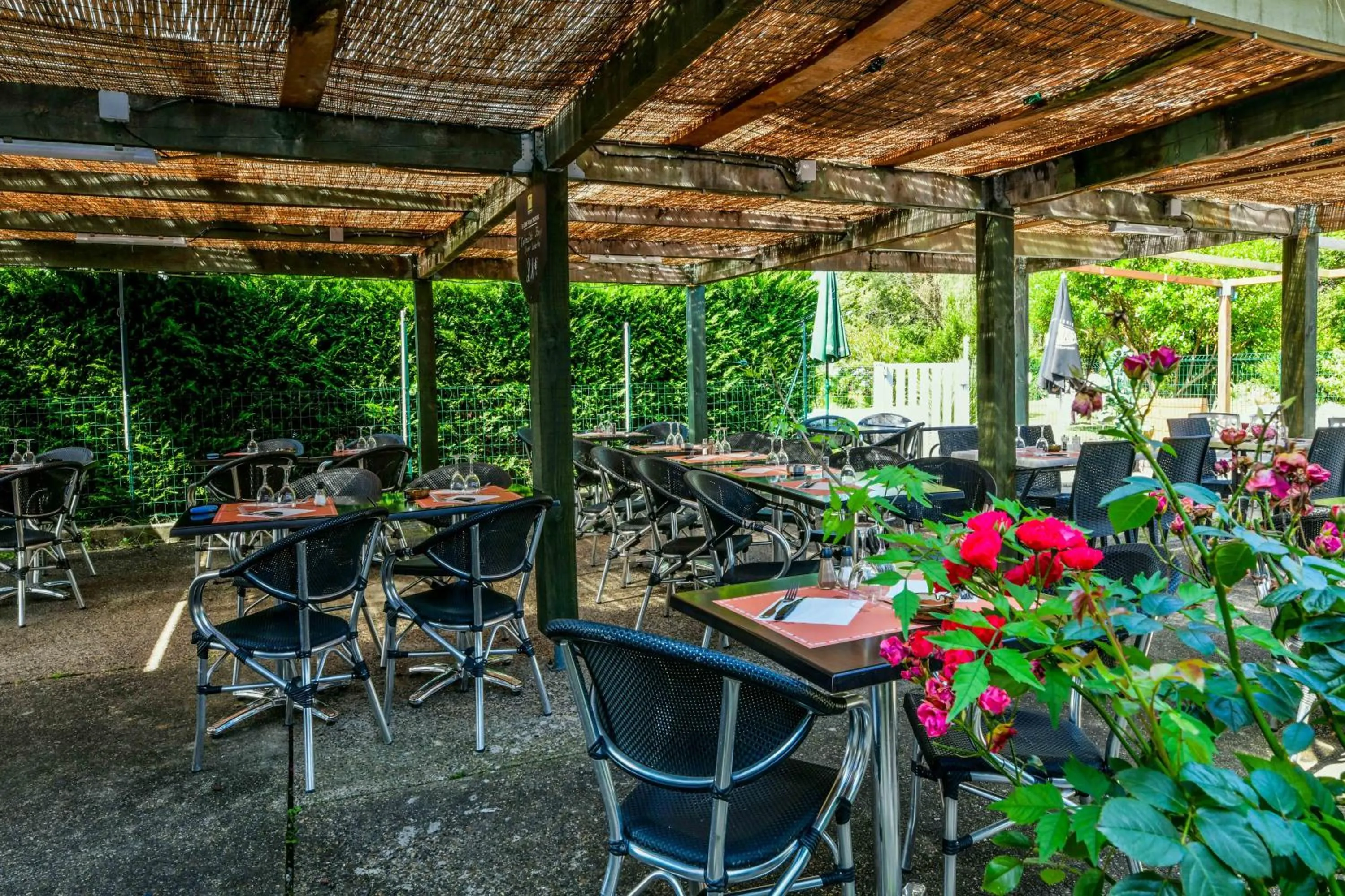 Patio in Logis Hôtel La crémaillère