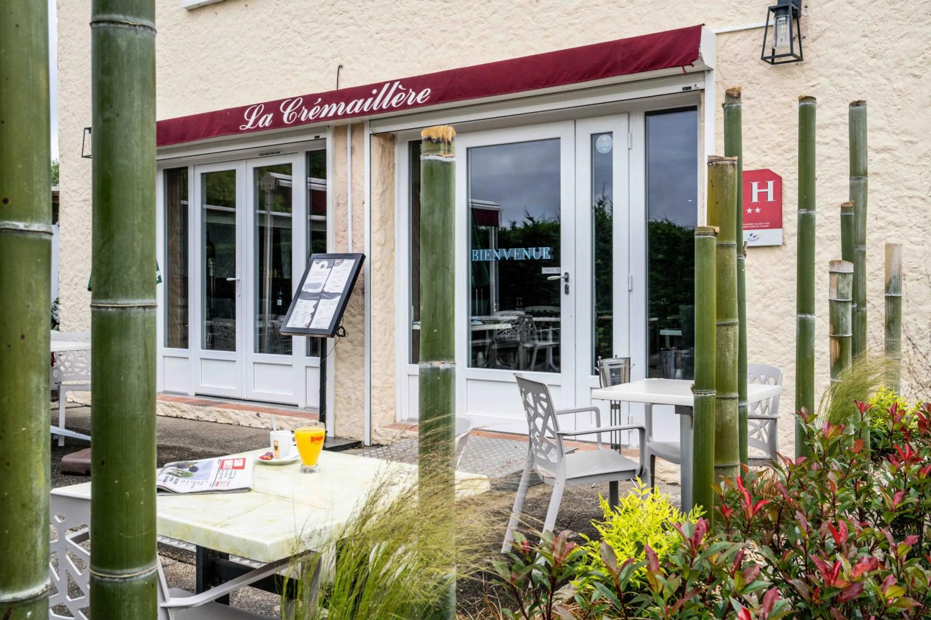 Patio in Logis Hôtel La crémaillère
