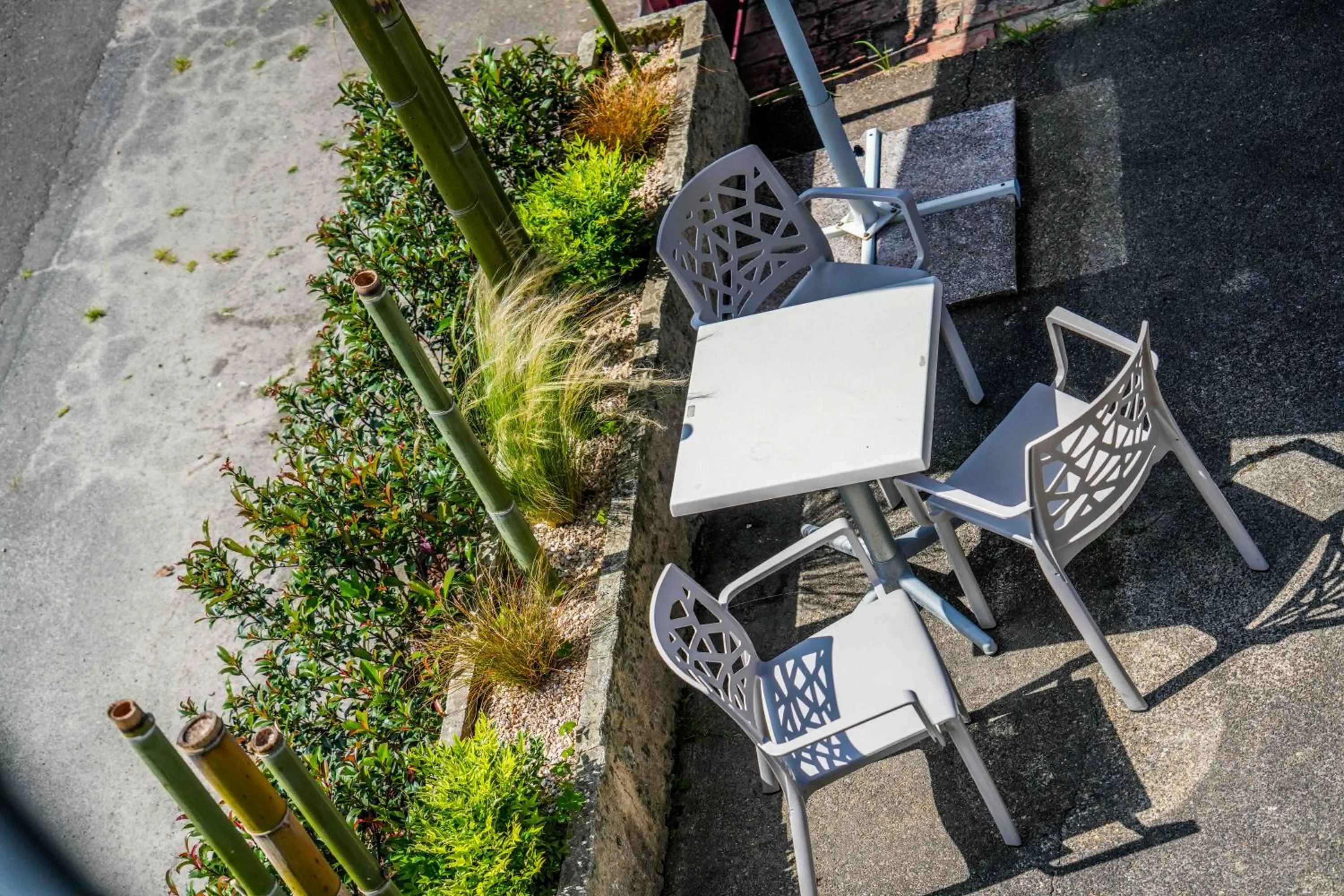 Patio in Logis Hôtel La crémaillère