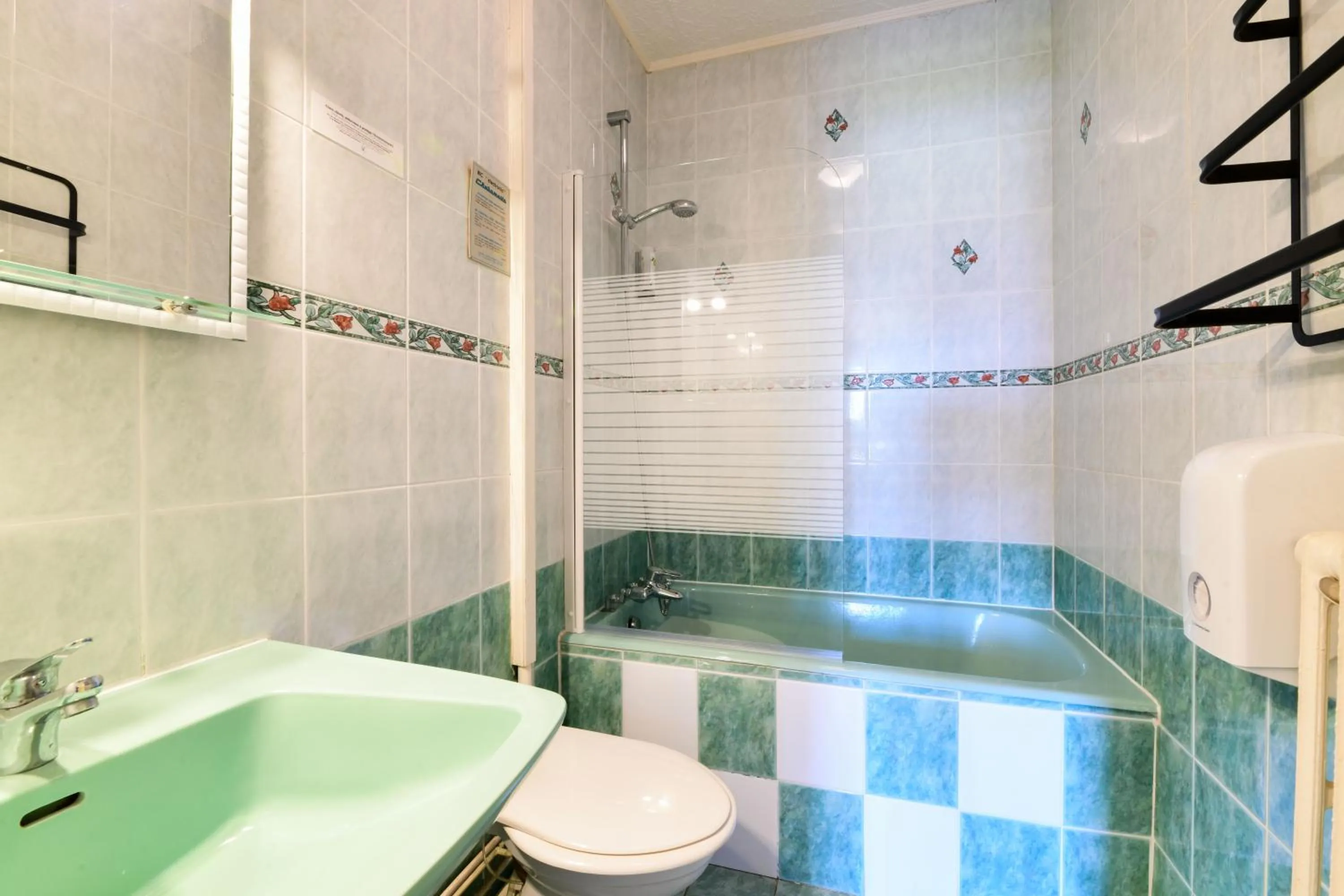 Toilet in Logis Hôtel La crémaillère