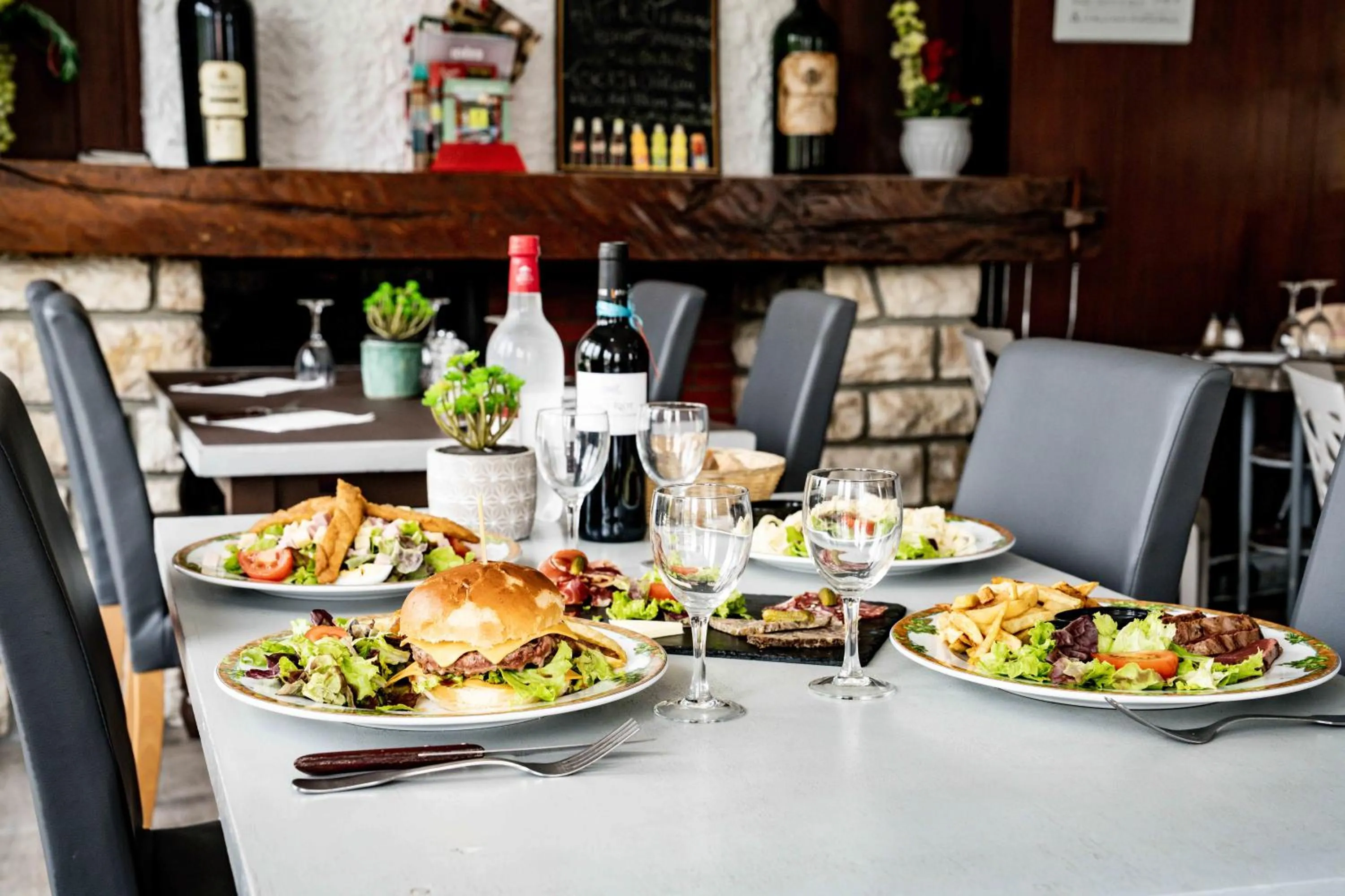 Restaurant/places to eat in Logis Hôtel La crémaillère