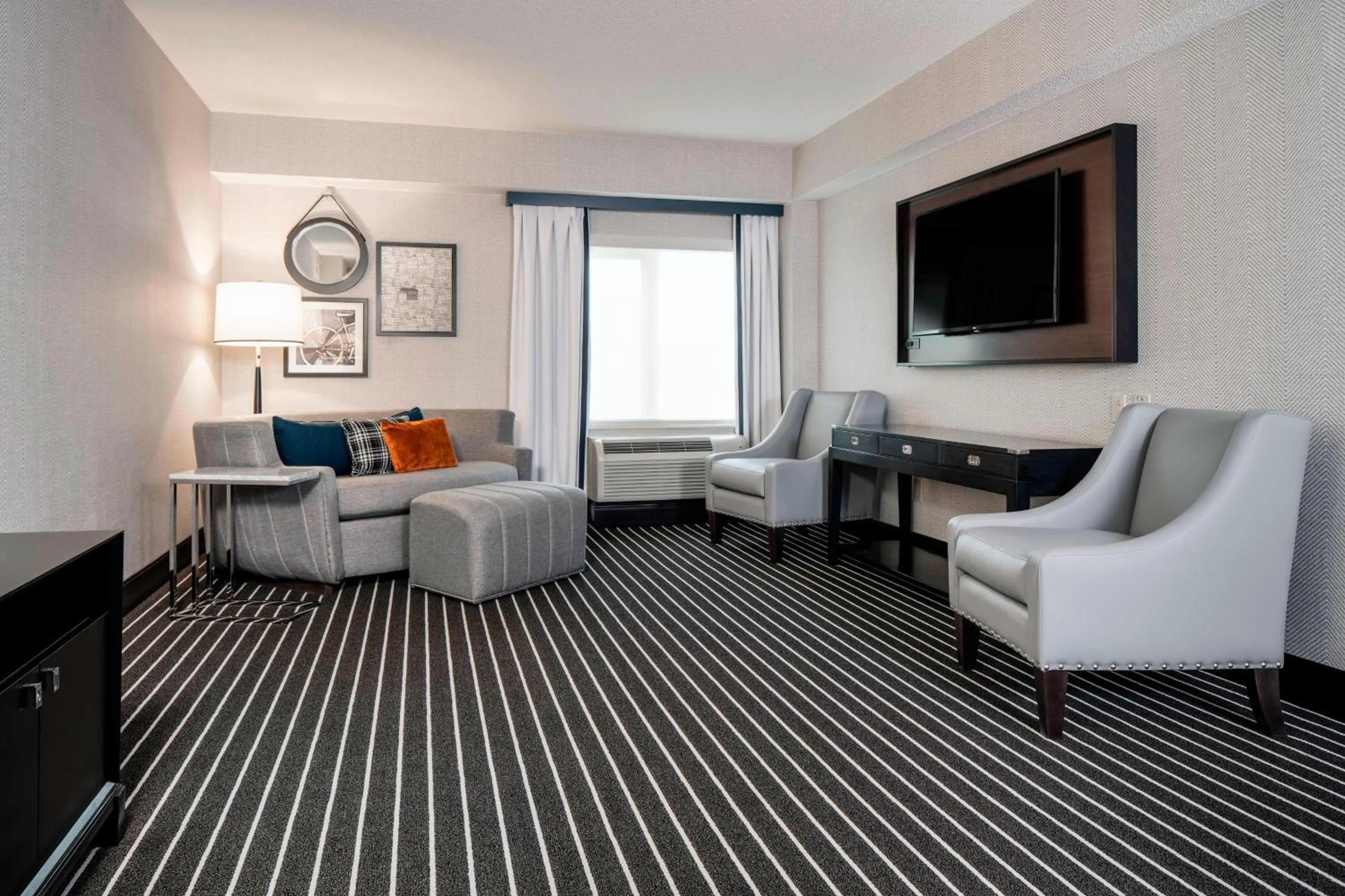 Living room in Courtyard by Marriott Boston Brookline