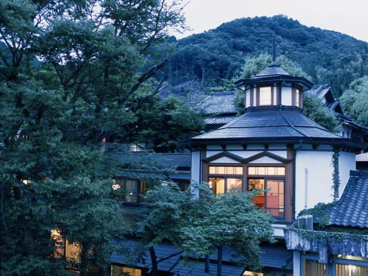 Property building in Yukairo Kikuya