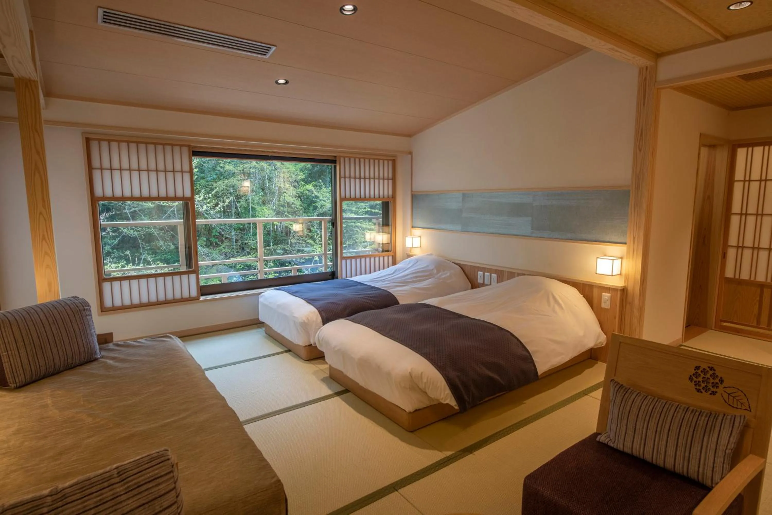 Photo of the whole room, Bed in Yukairo Kikuya
