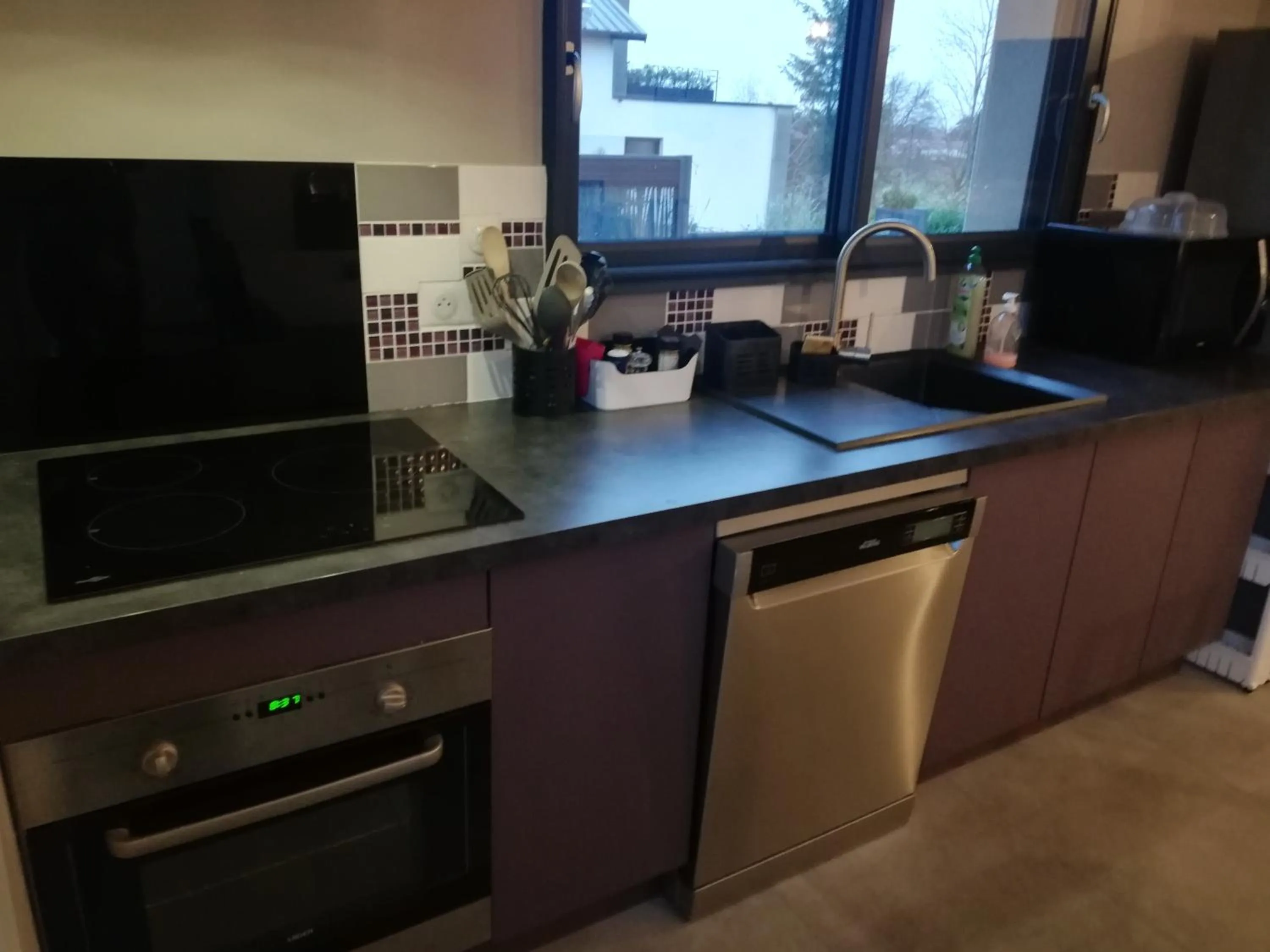 Kitchen or kitchenette in Villa'vi Lyon Est Chambres d'Hôtes