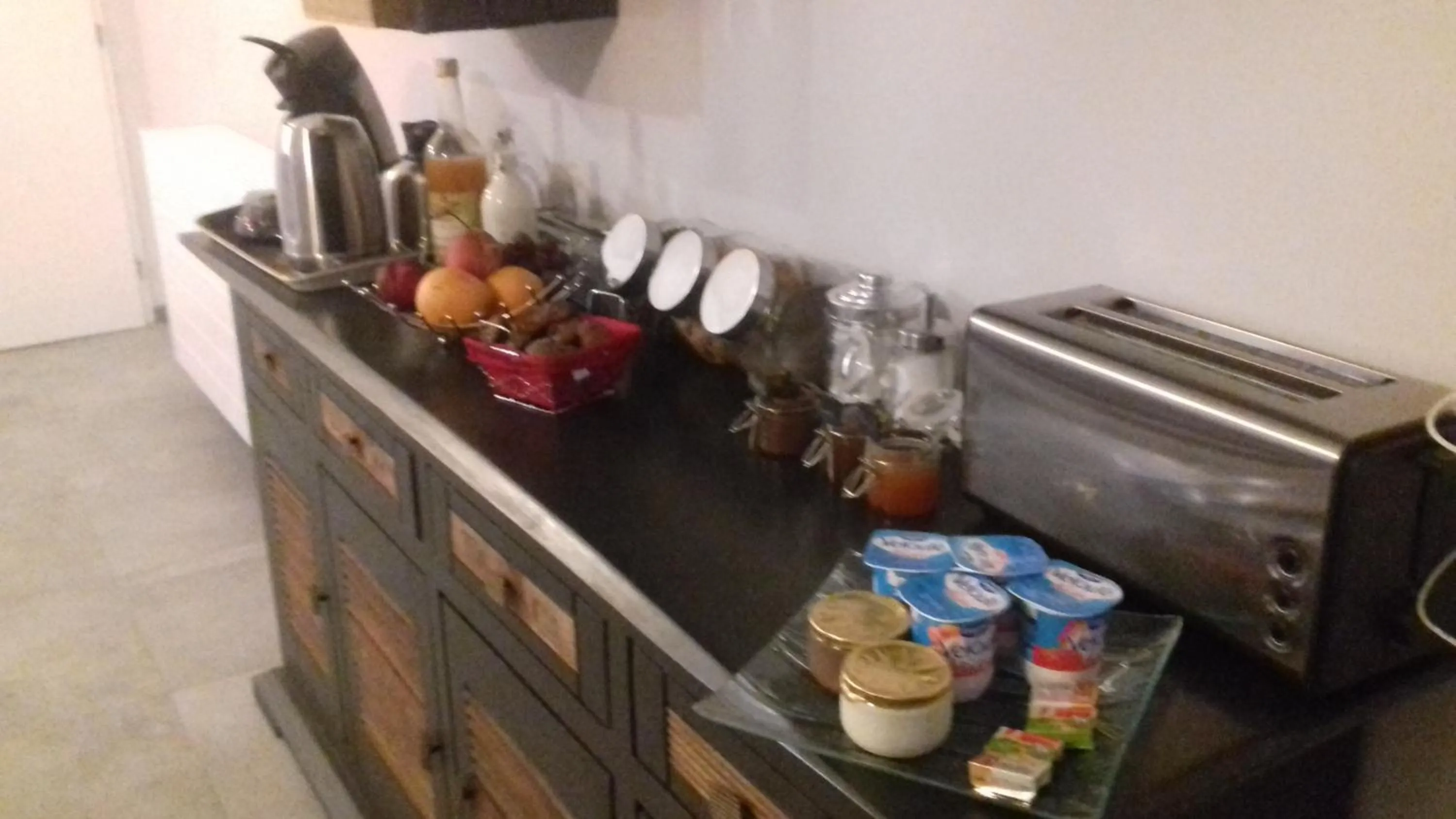 Buffet breakfast in Villa'vi Lyon Est Chambres d'Hôtes