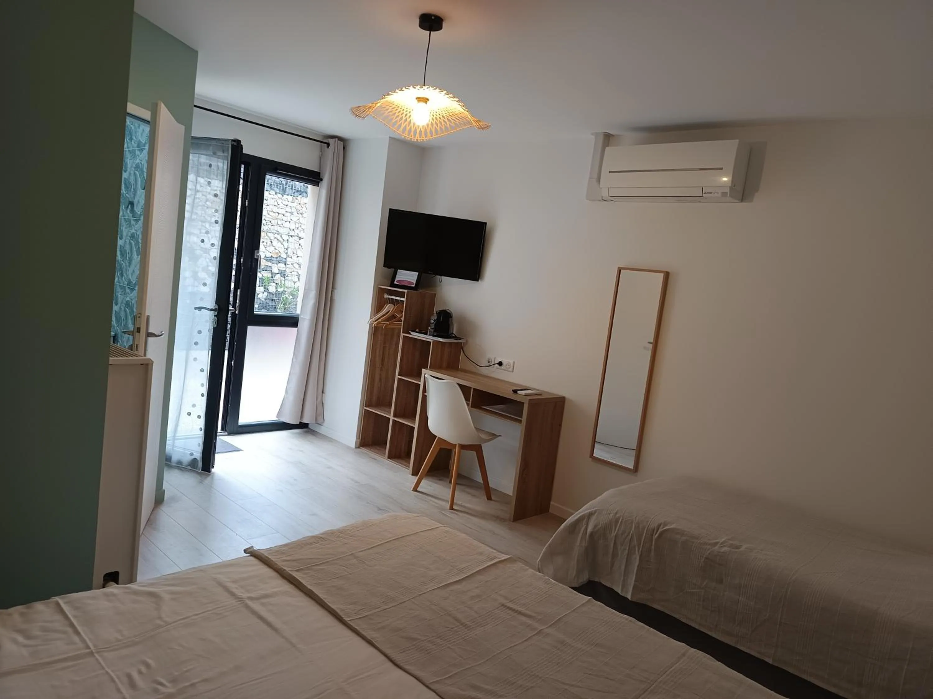 Bed in Villa'vi Lyon Est Chambres d'Hôtes