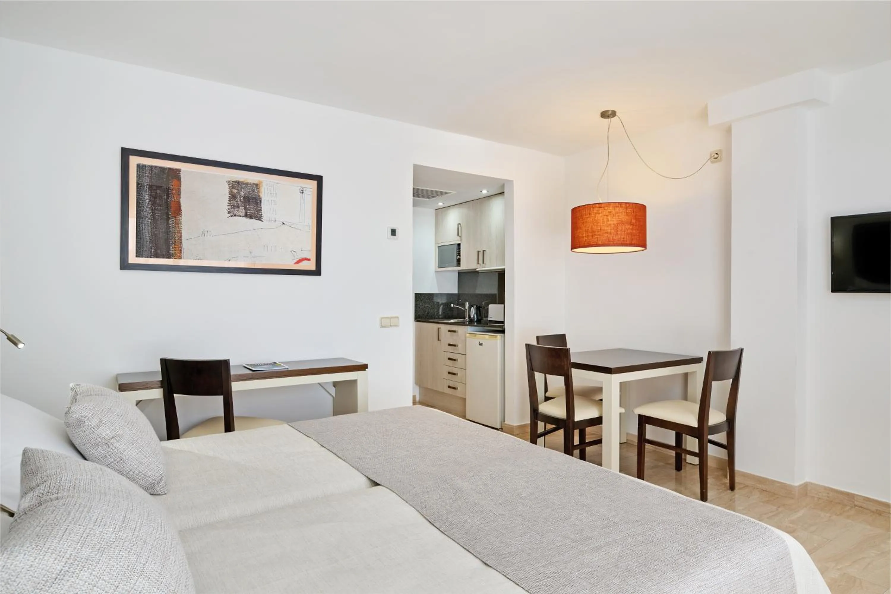 Kitchen or kitchenette, Bed in Grupotel Port D´Alcudia