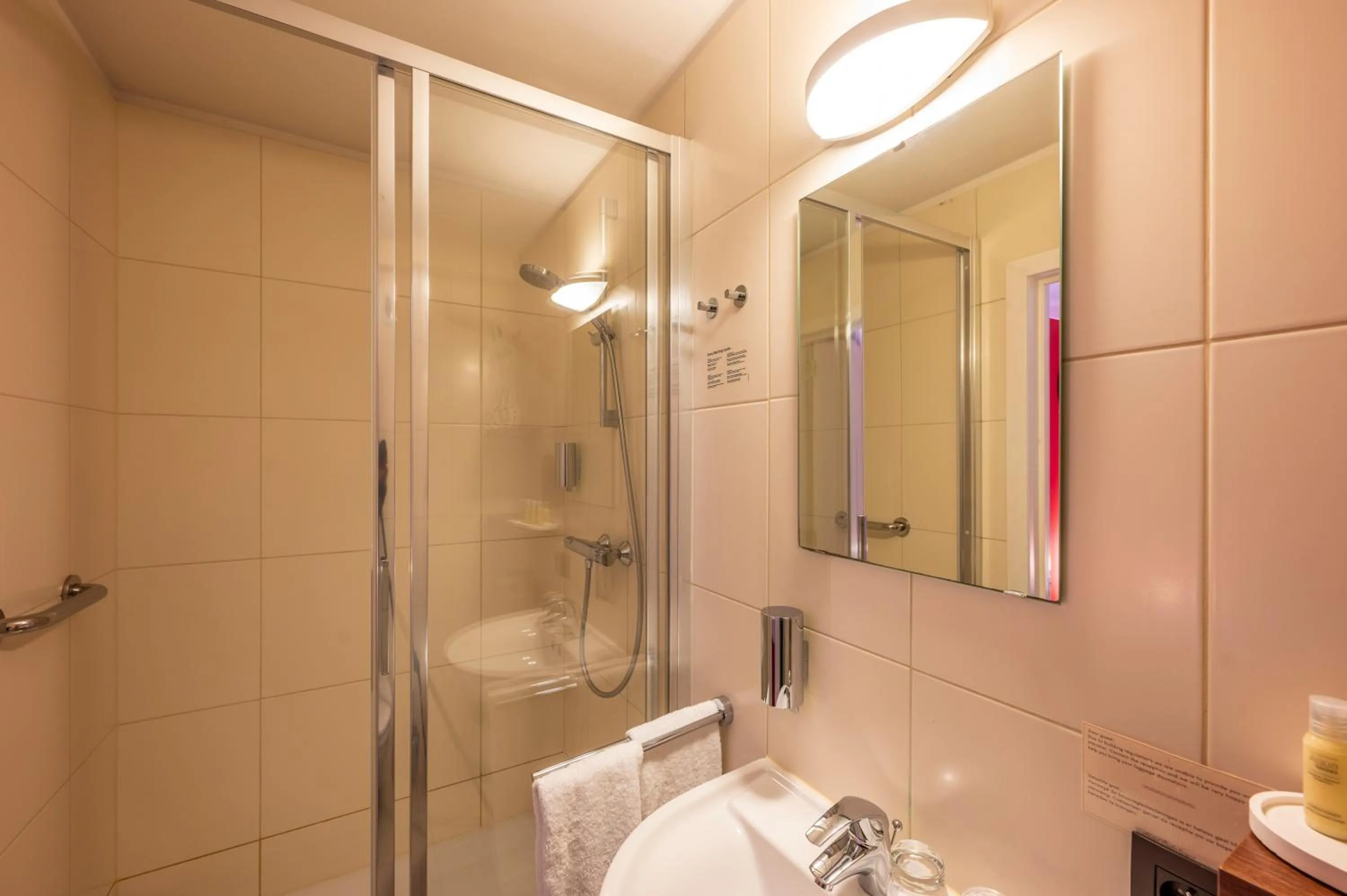 Shower in Hotel Onderbergen