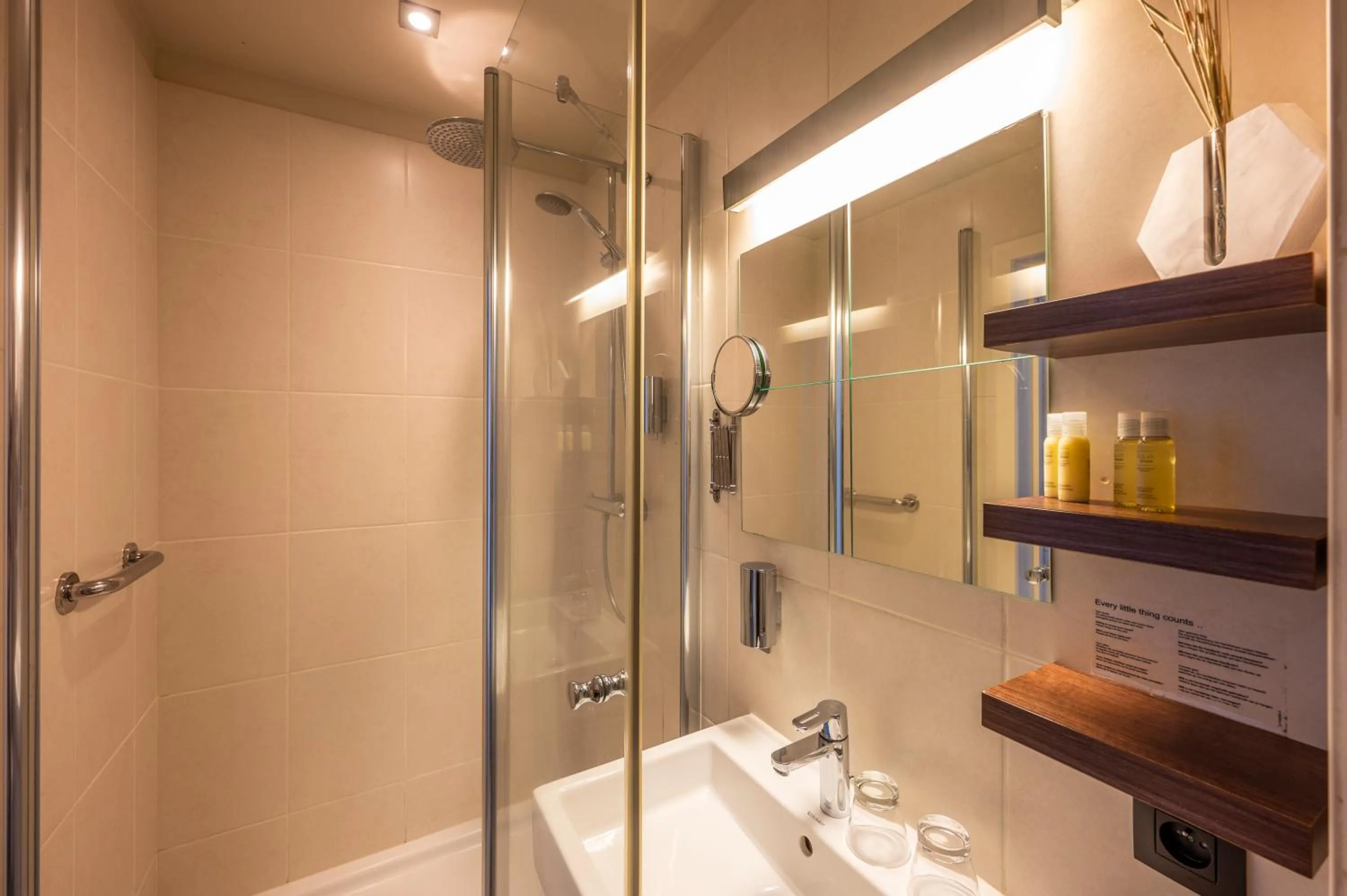 Shower in Hotel Onderbergen