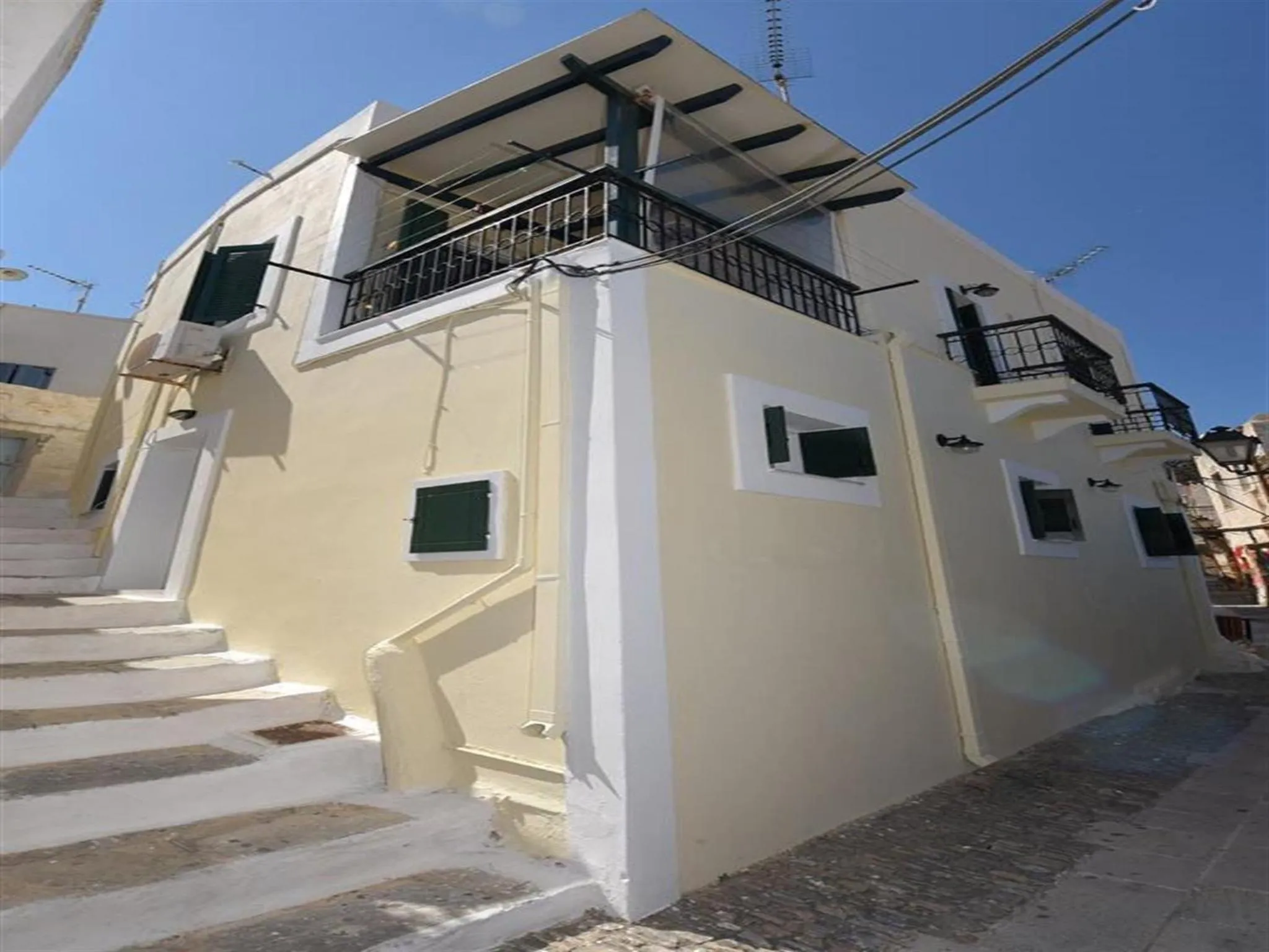 Property building in Akadia Syros