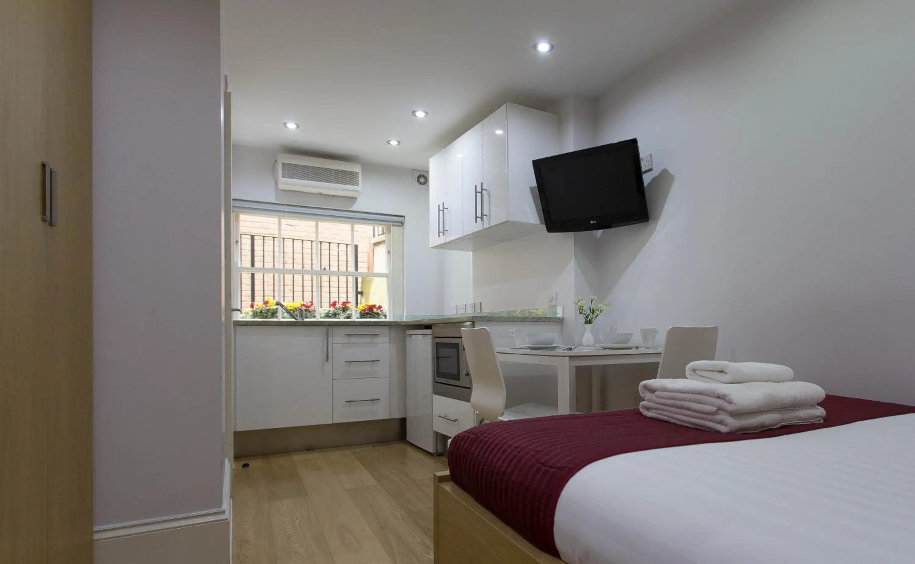 Kitchen or kitchenette, Bed in Paddington Green Serviced Apartments by Concept Apartments
