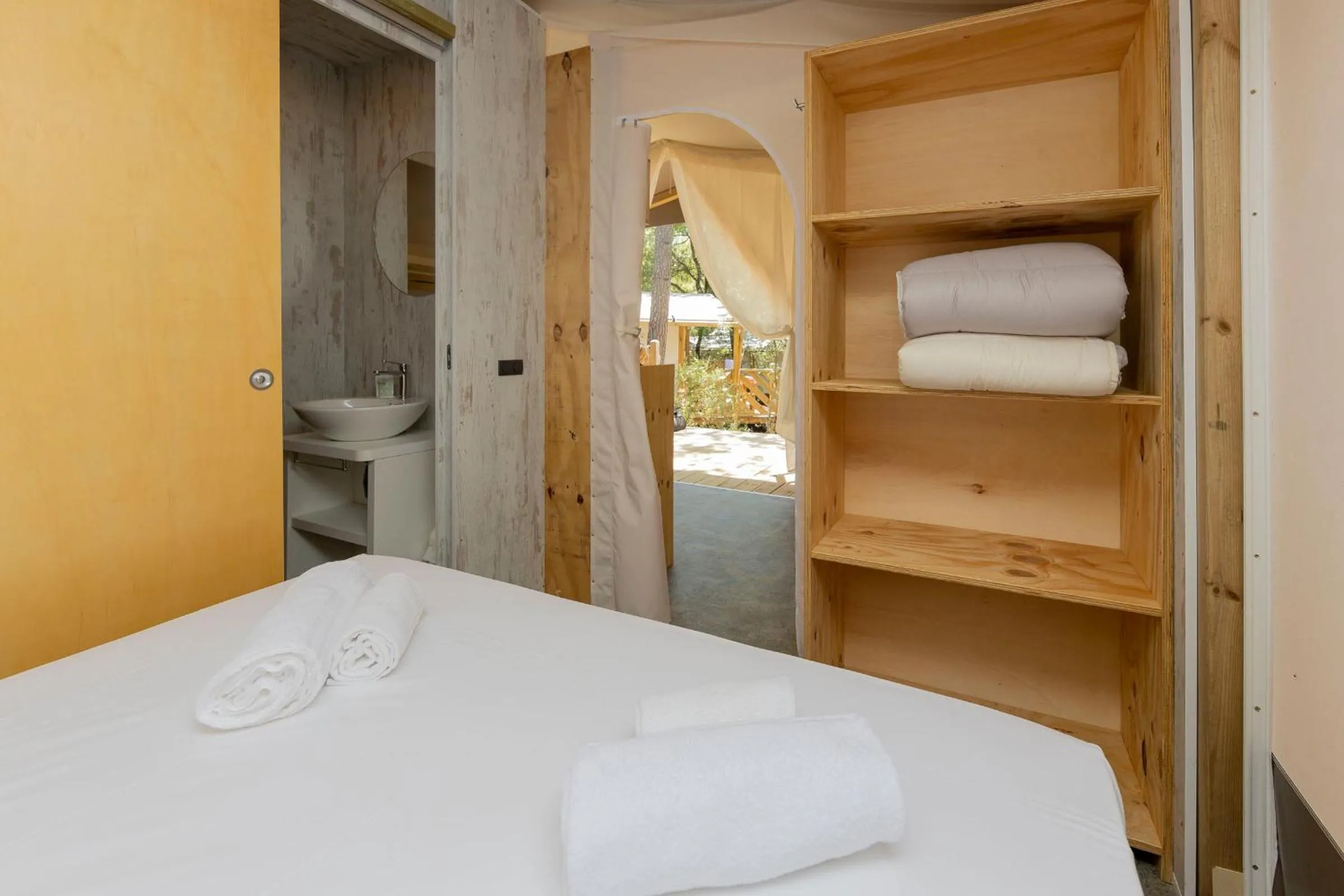 Bed in hu Park Albatros village