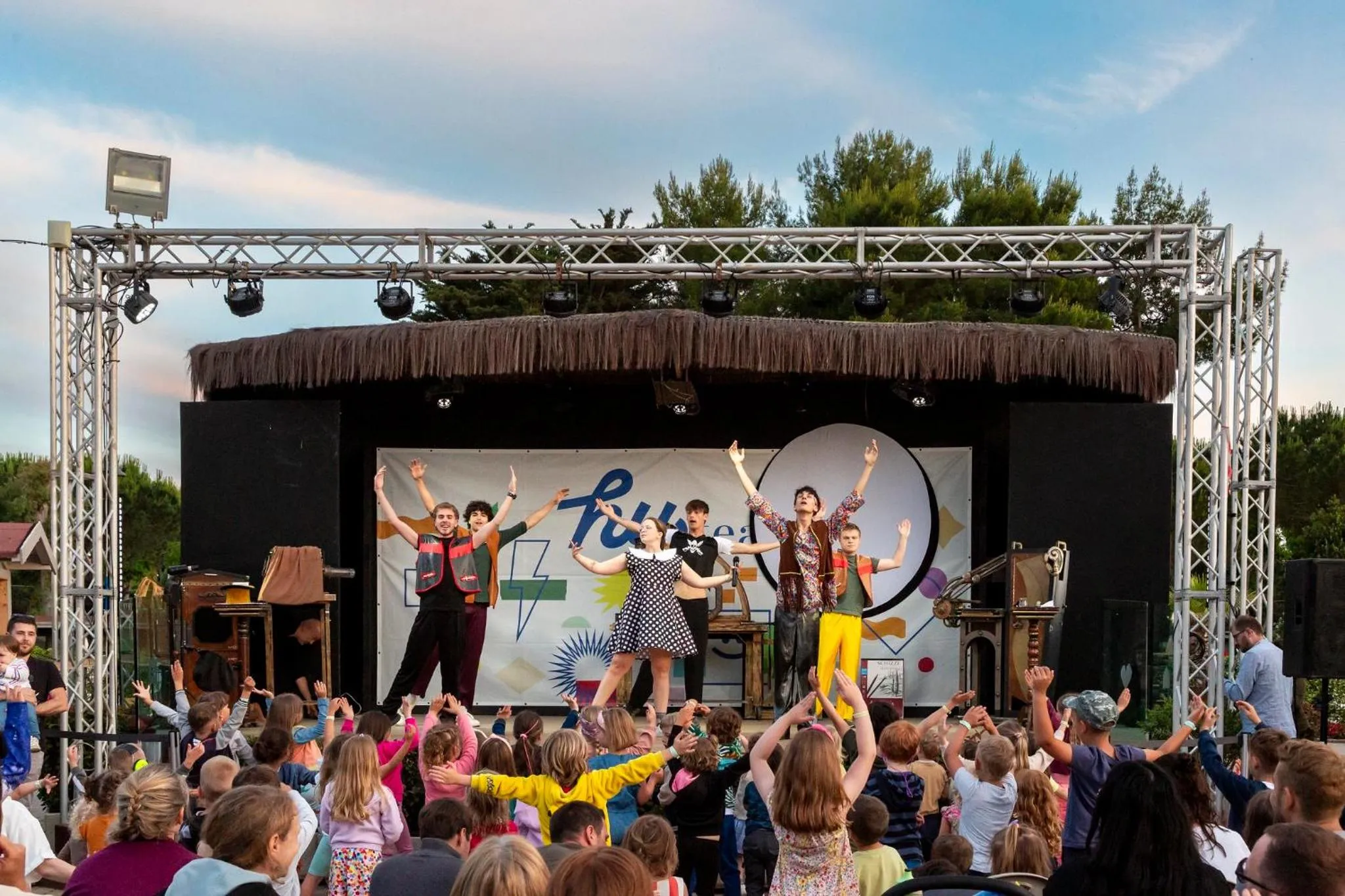 Evening entertainment in hu Park Albatros village