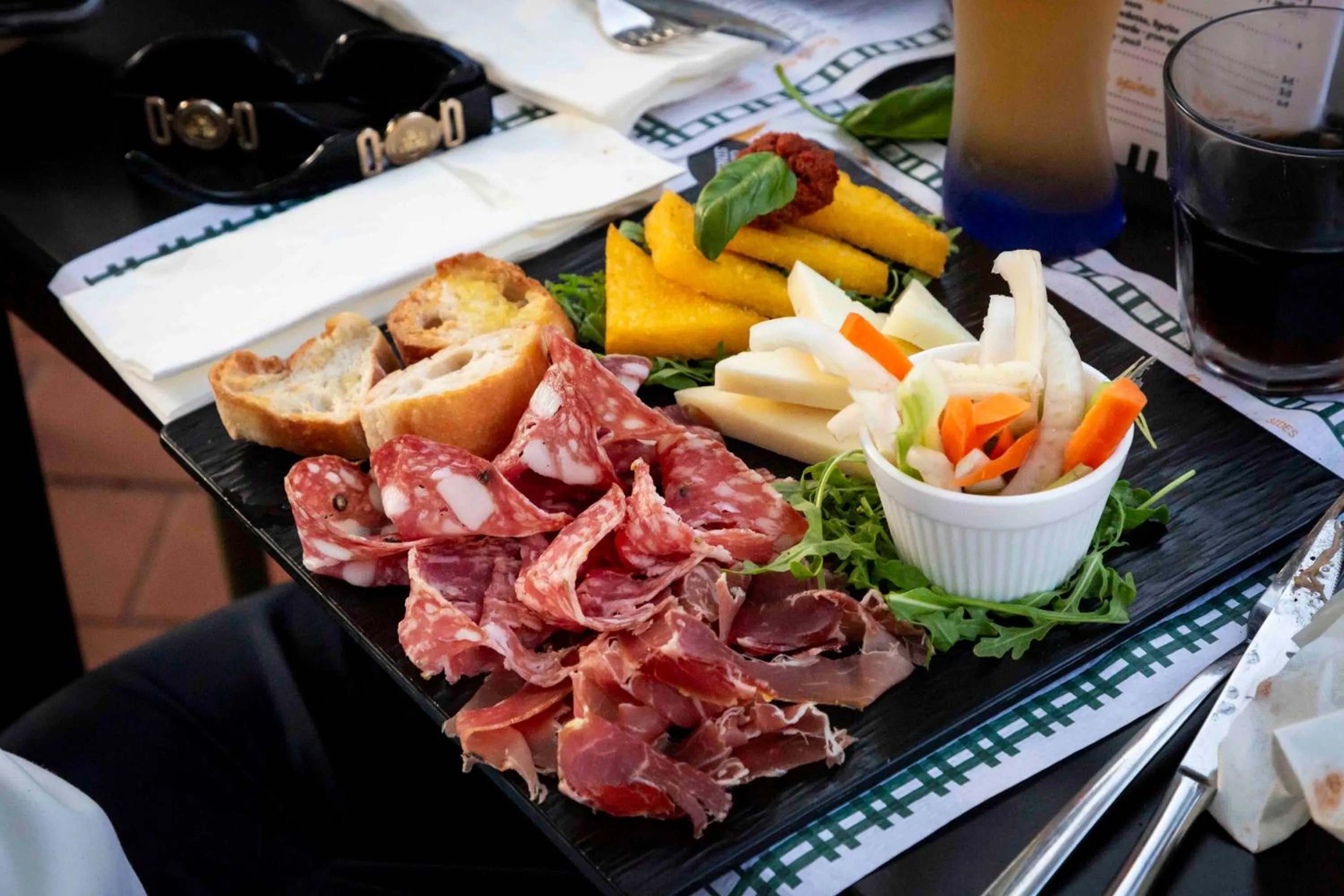 Restaurant/places to eat in hu Park Albatros village