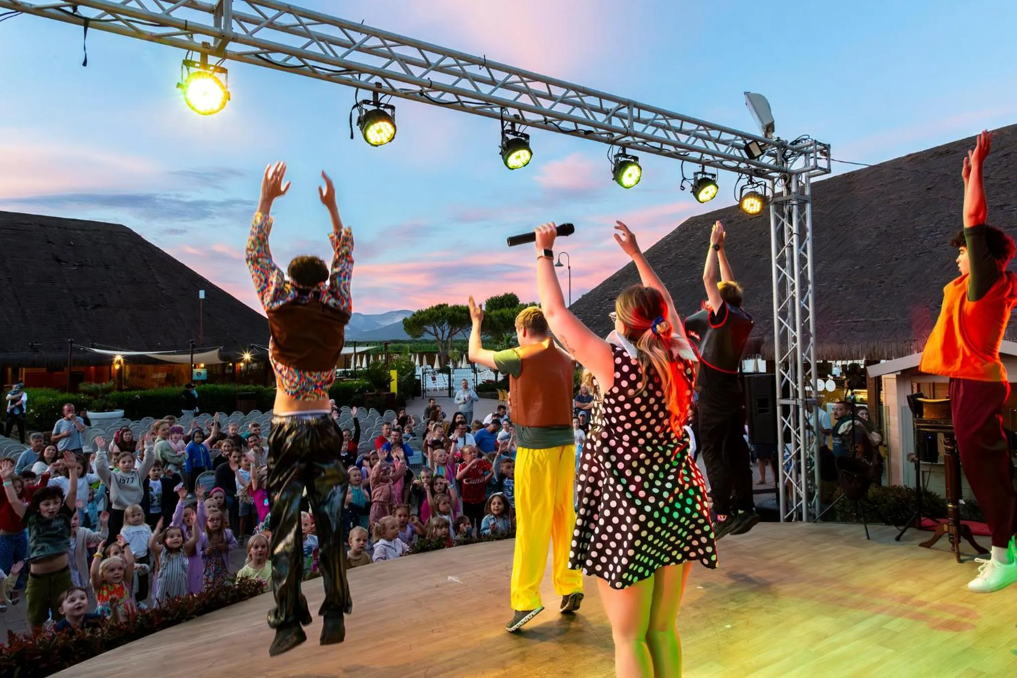 Evening entertainment in hu Park Albatros village