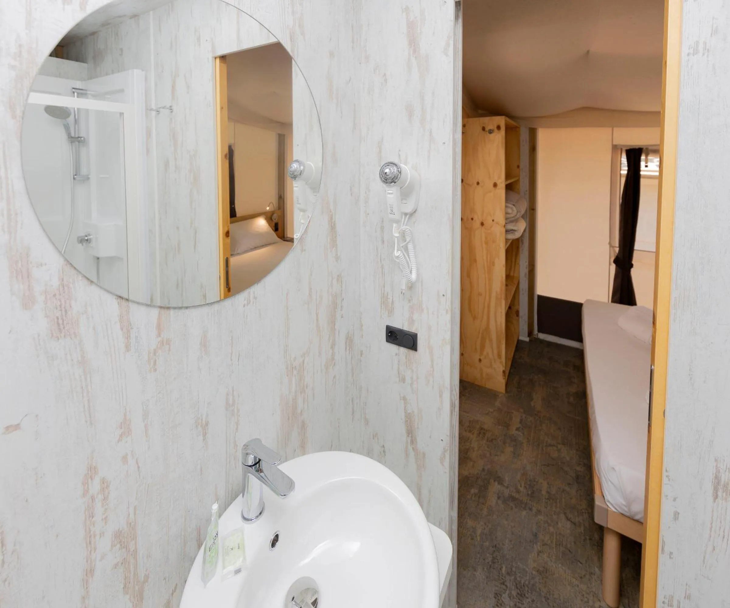 hu Park Albatros village