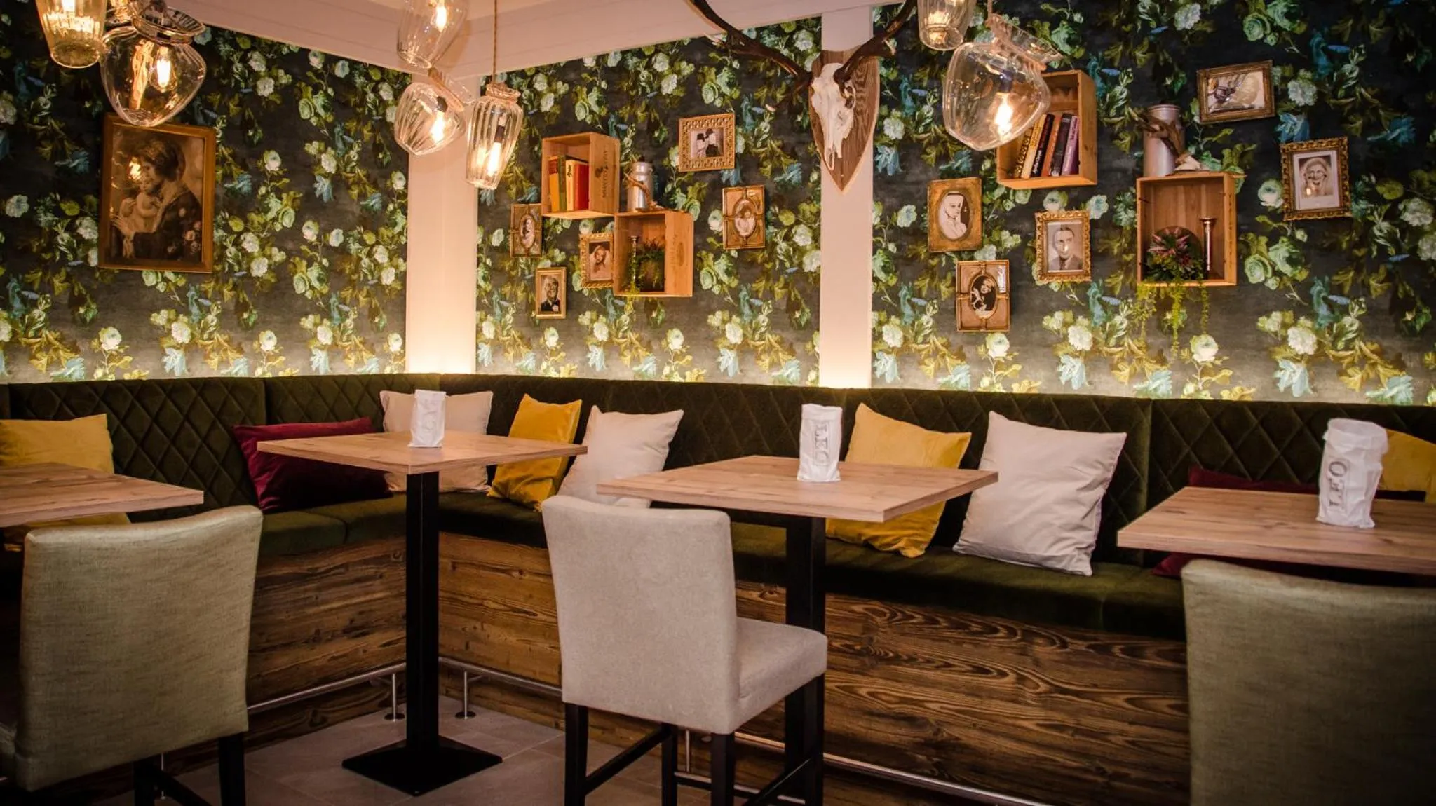 Restaurant/places to eat in Cafe-Restaurant LEO