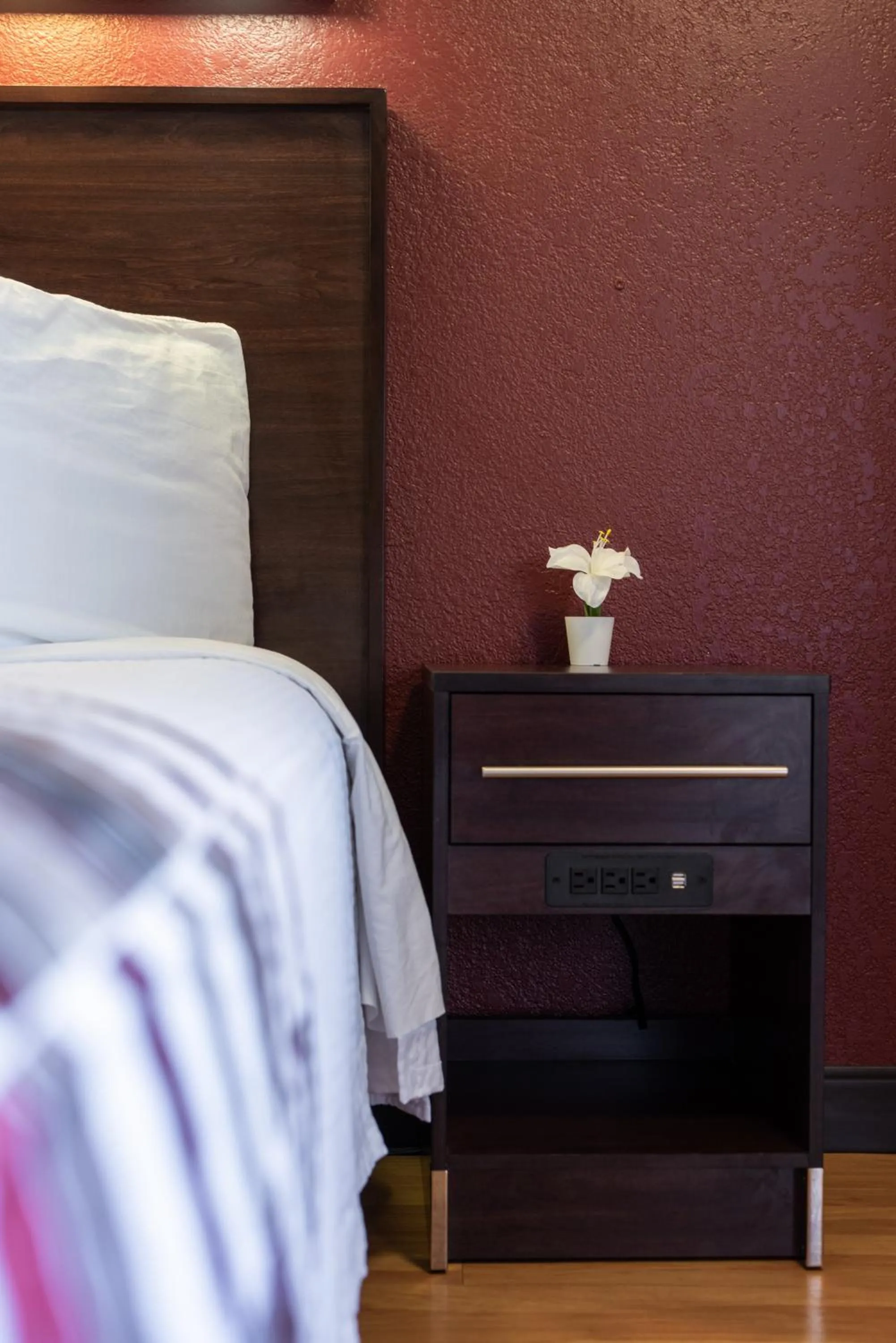 Bed in California Inn and Suites, Rancho Cordova