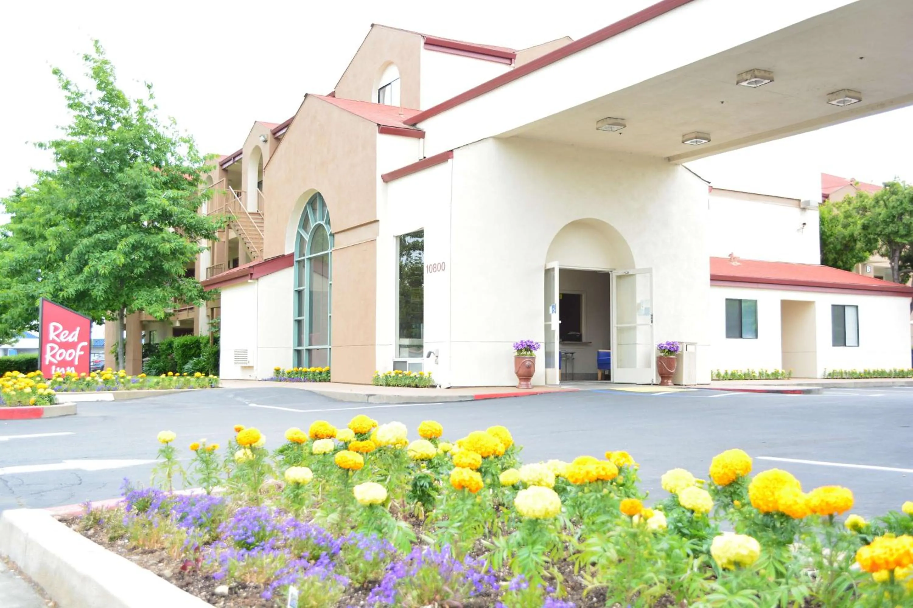 Property building in California Inn and Suites, Rancho Cordova