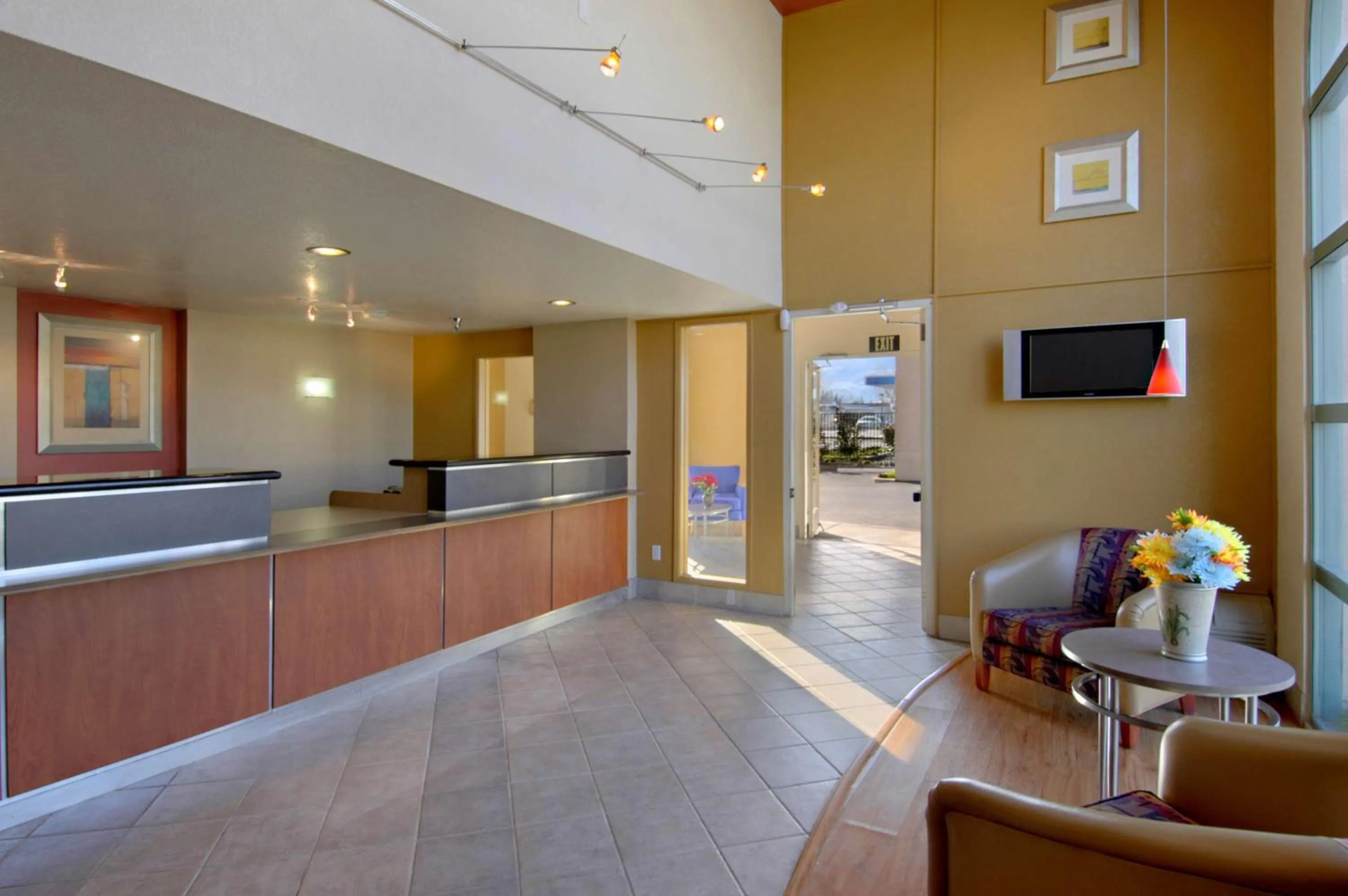 Lobby or reception in California Inn and Suites, Rancho Cordova