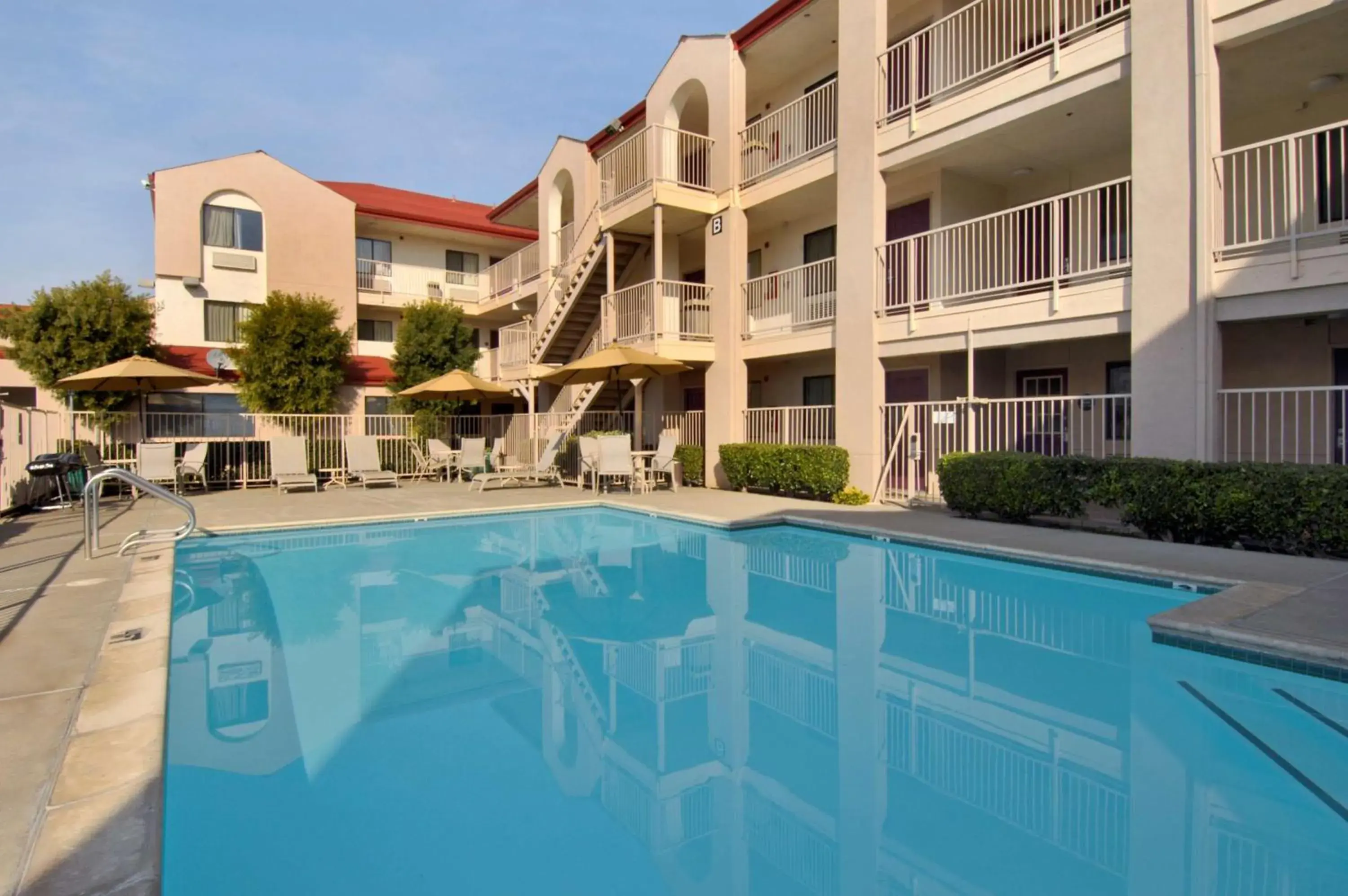 On site, Swimming Pool in California Inn and Suites, Rancho Cordova