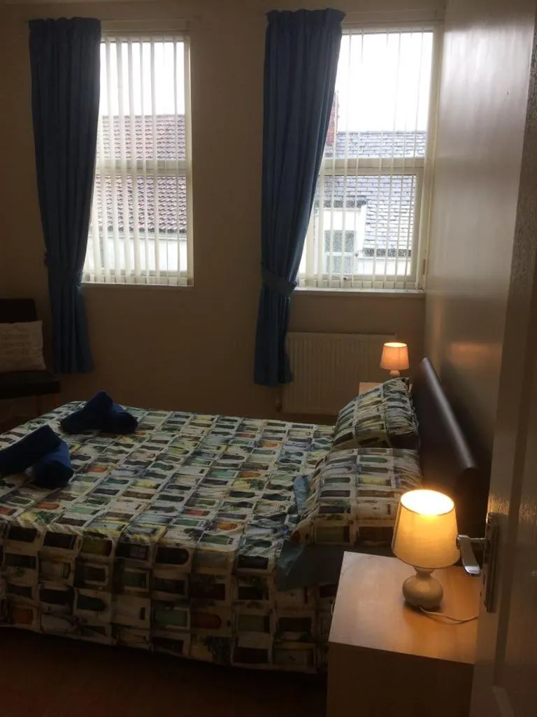 Bed in MARLEY MANSIONs APARTMENTS - KING ST REF : 10/3