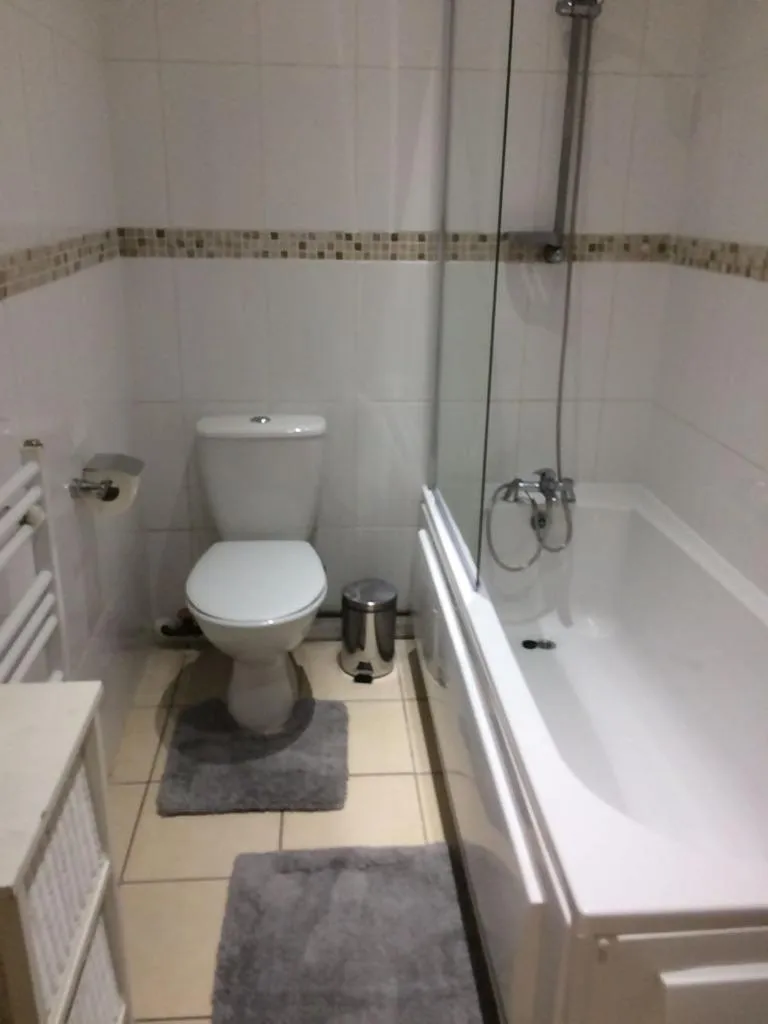 Bathroom in MARLEY MANSIONs APARTMENTS - KING ST REF : 10/3