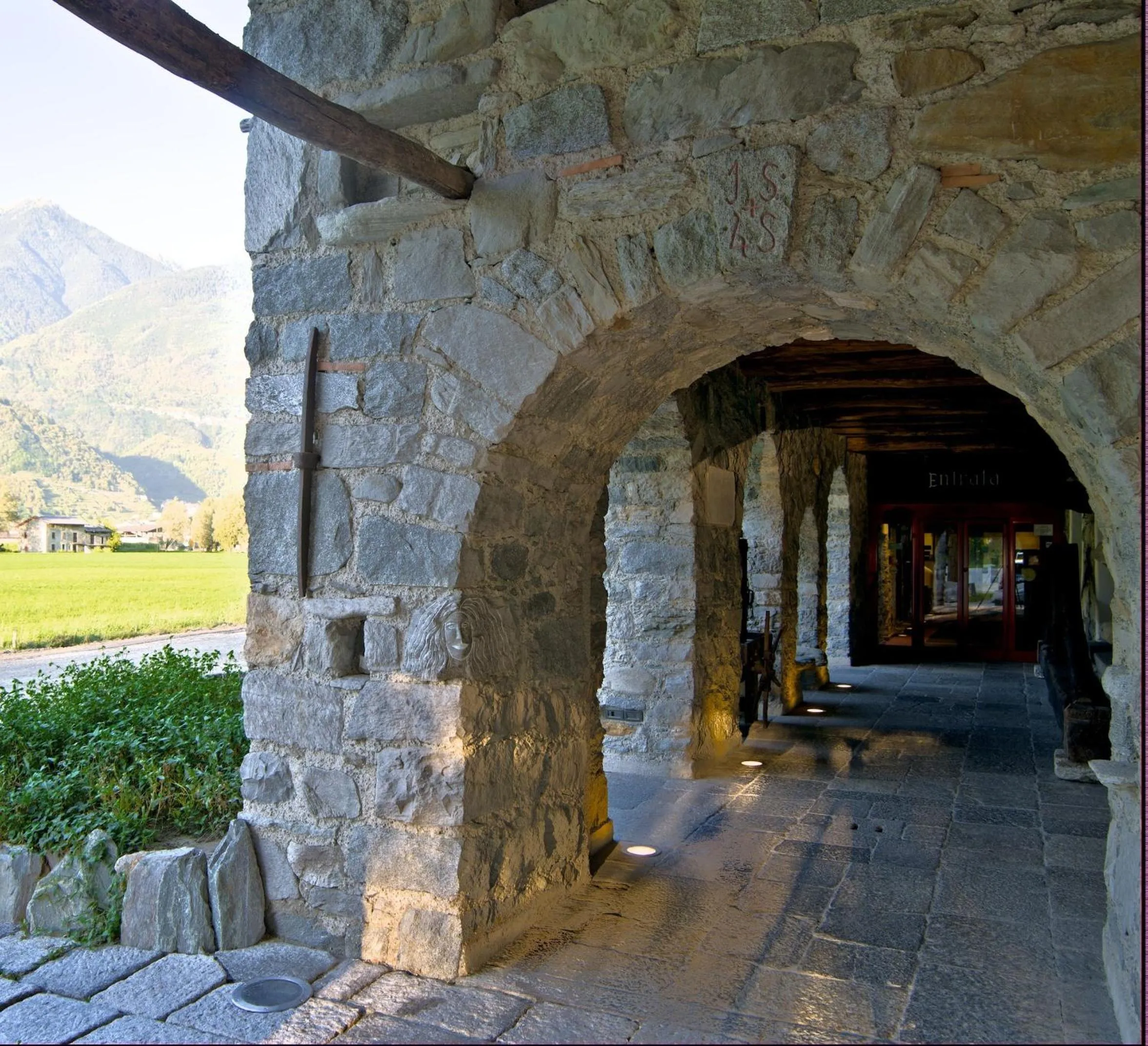 Facade/entrance in La Brace