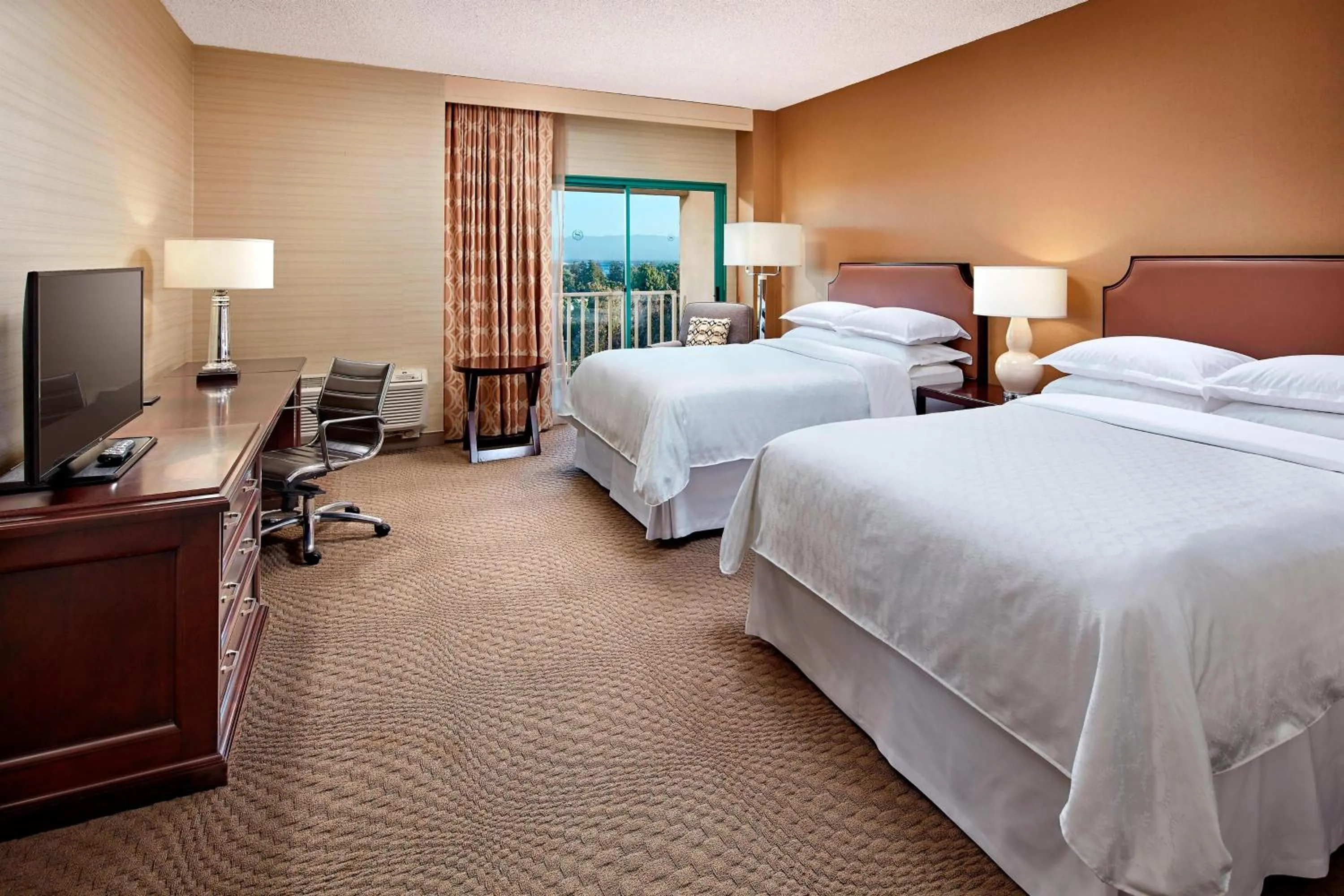 Photo of the whole room, Bed in Sheraton San Jose Silicon Valley